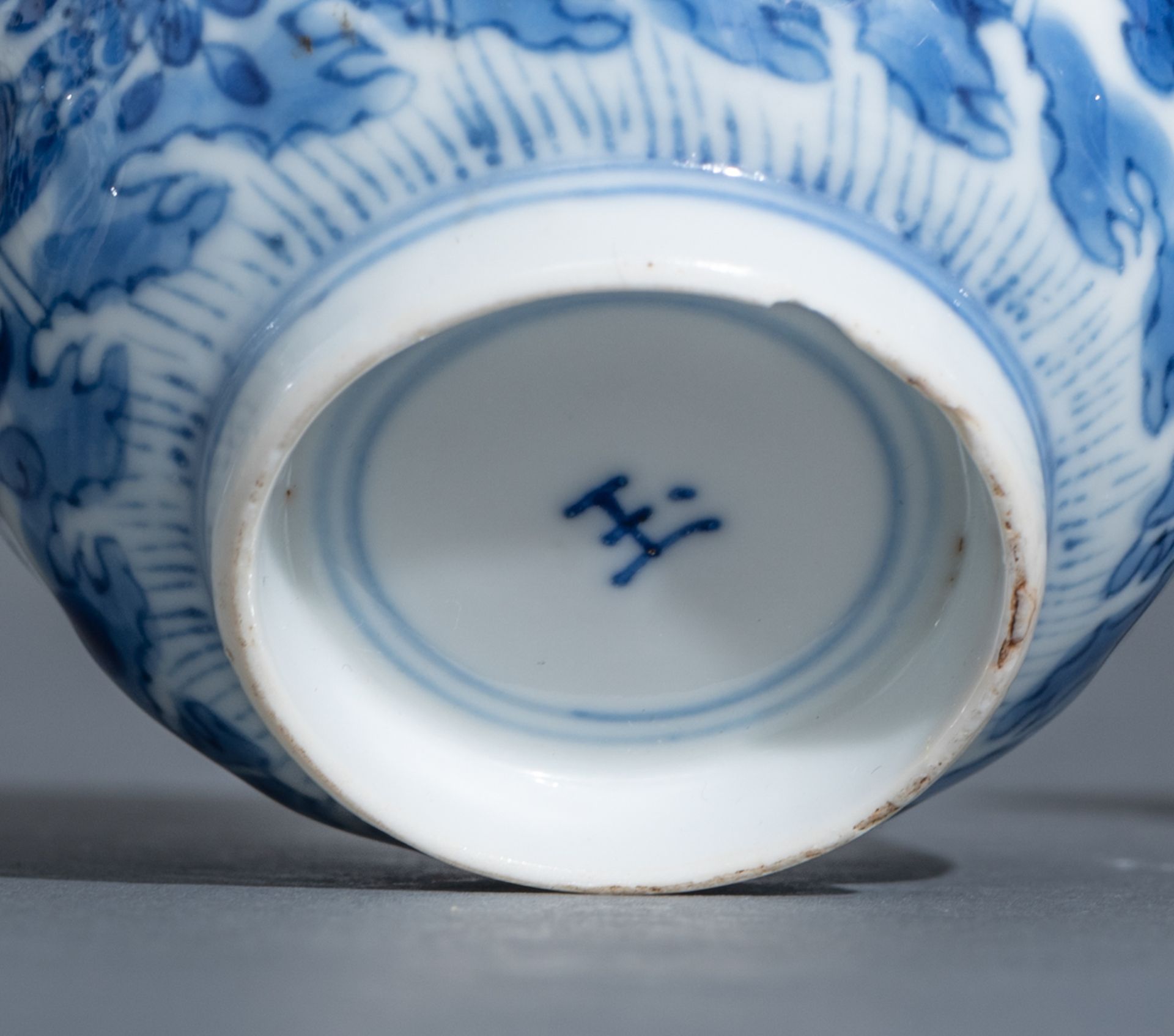 Three Chinese blue and white Kangxi period teacups and saucers, decorated with an underwater jungle; - Bild 22 aus 24
