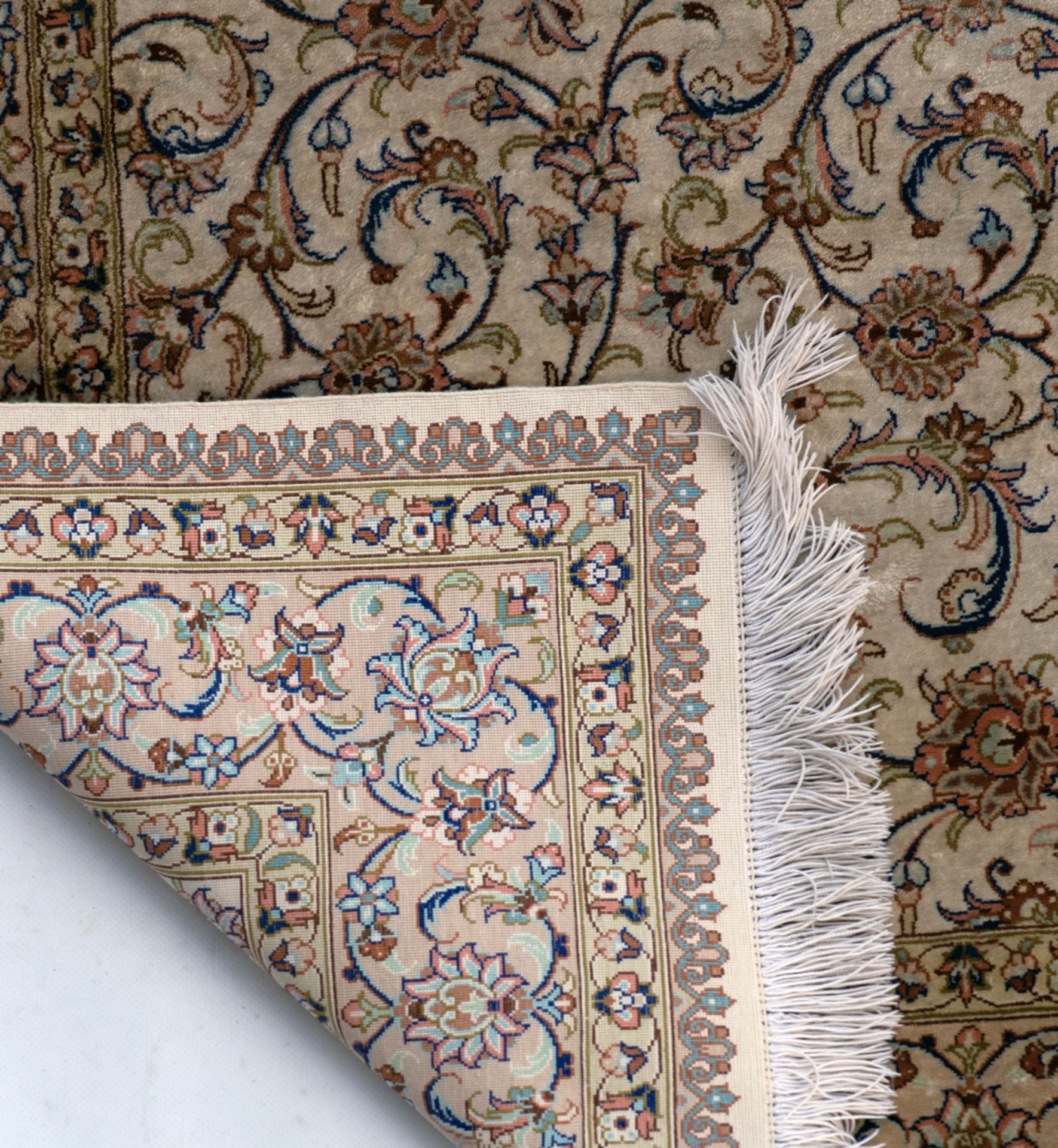 An Oriental silk rug, floral decorated, signed, 154 x 97 cm - Bild 3 aus 4
