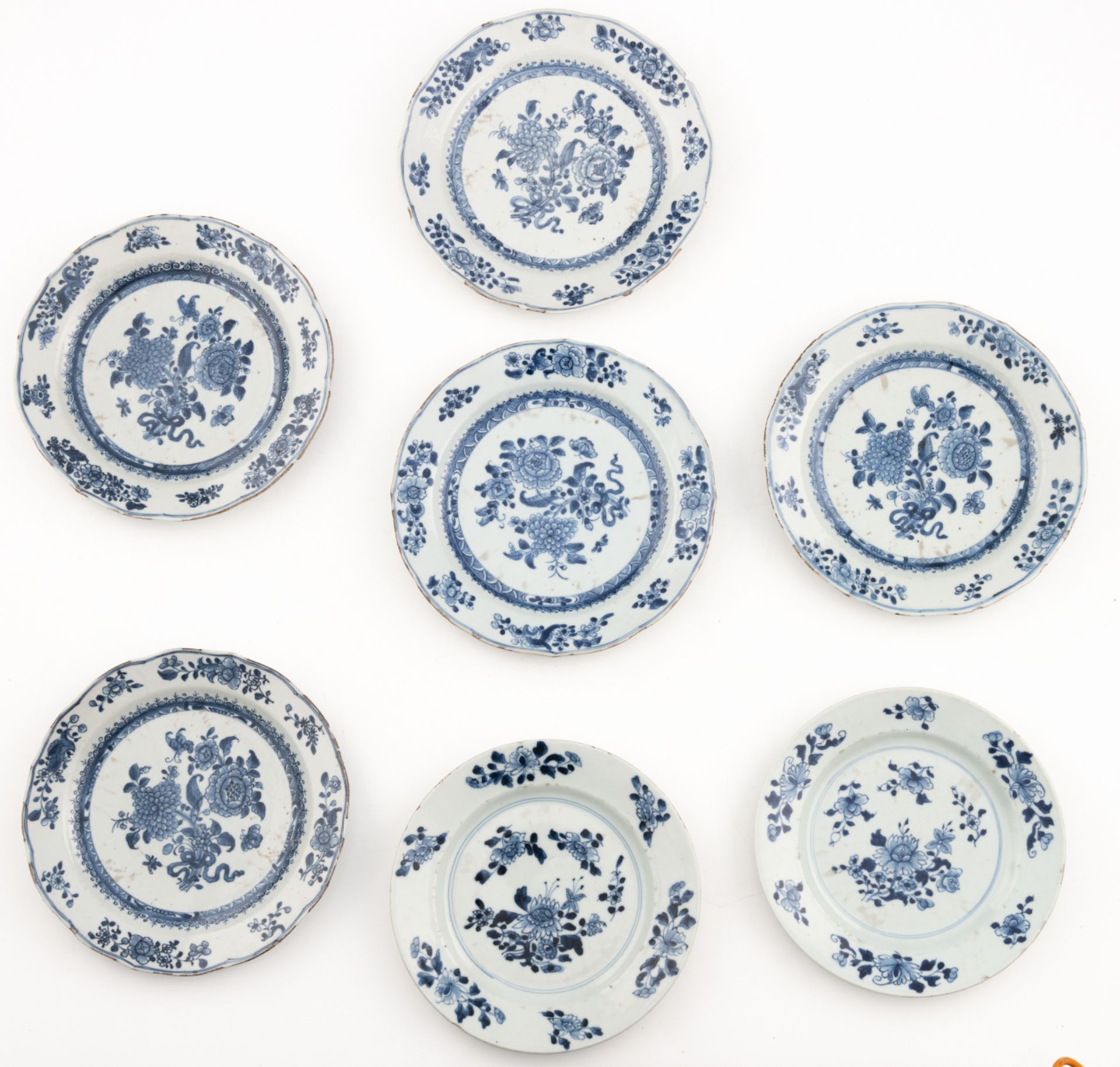 Five Chinese blue and white floral decorated dishes, the centre with butterflies; added two ditto di - Bild 2 aus 3
