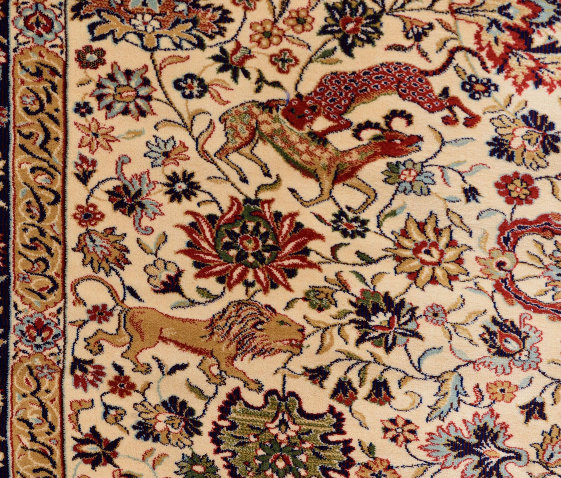 A large Oriental Keshan woolen rug, finely decorated with hunting lions, tigers, leopards and other - Bild 8 aus 8