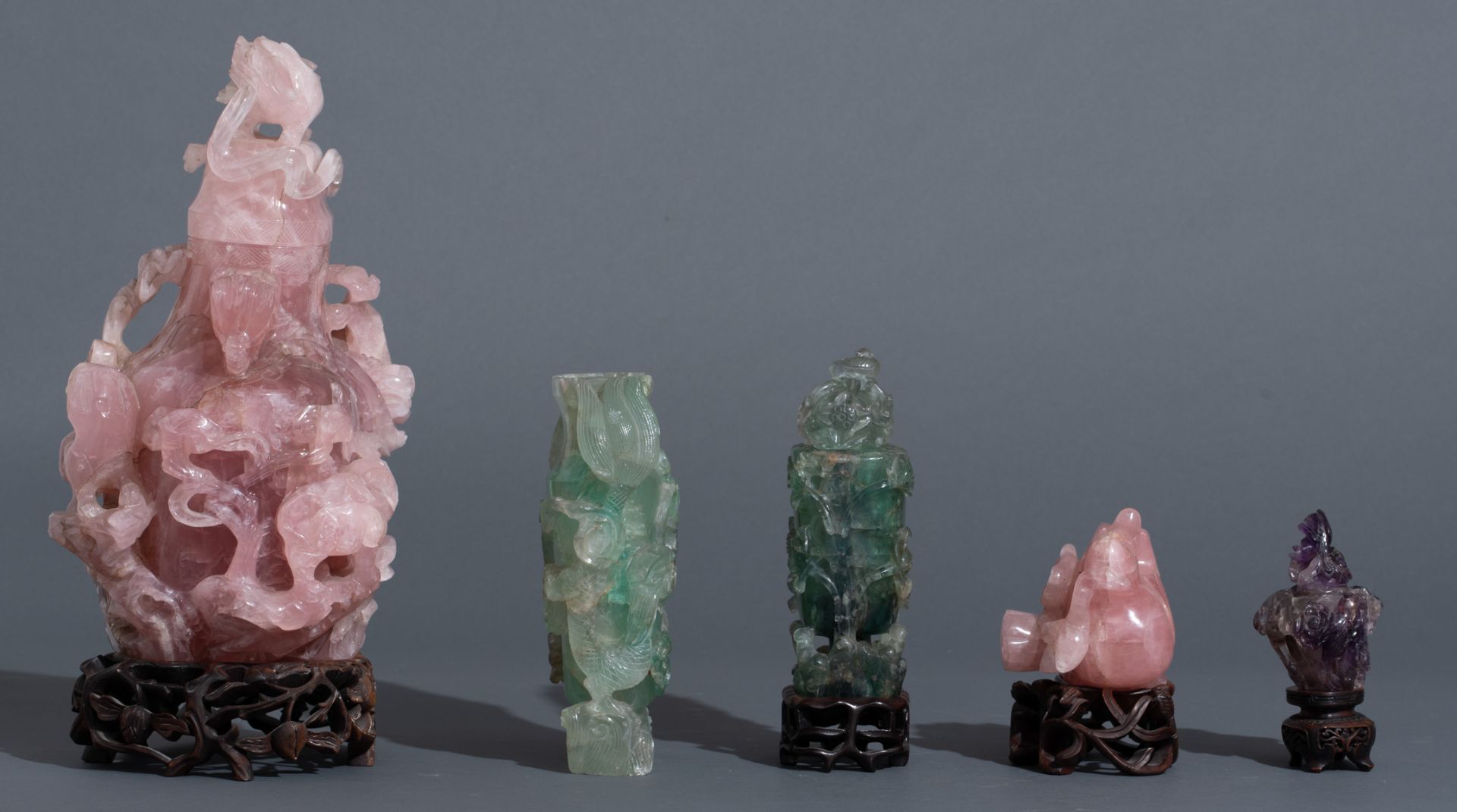 Five Chinese pink quartz, green quartz and purple quartz carved groups, depicting various display it - Bild 3 aus 6