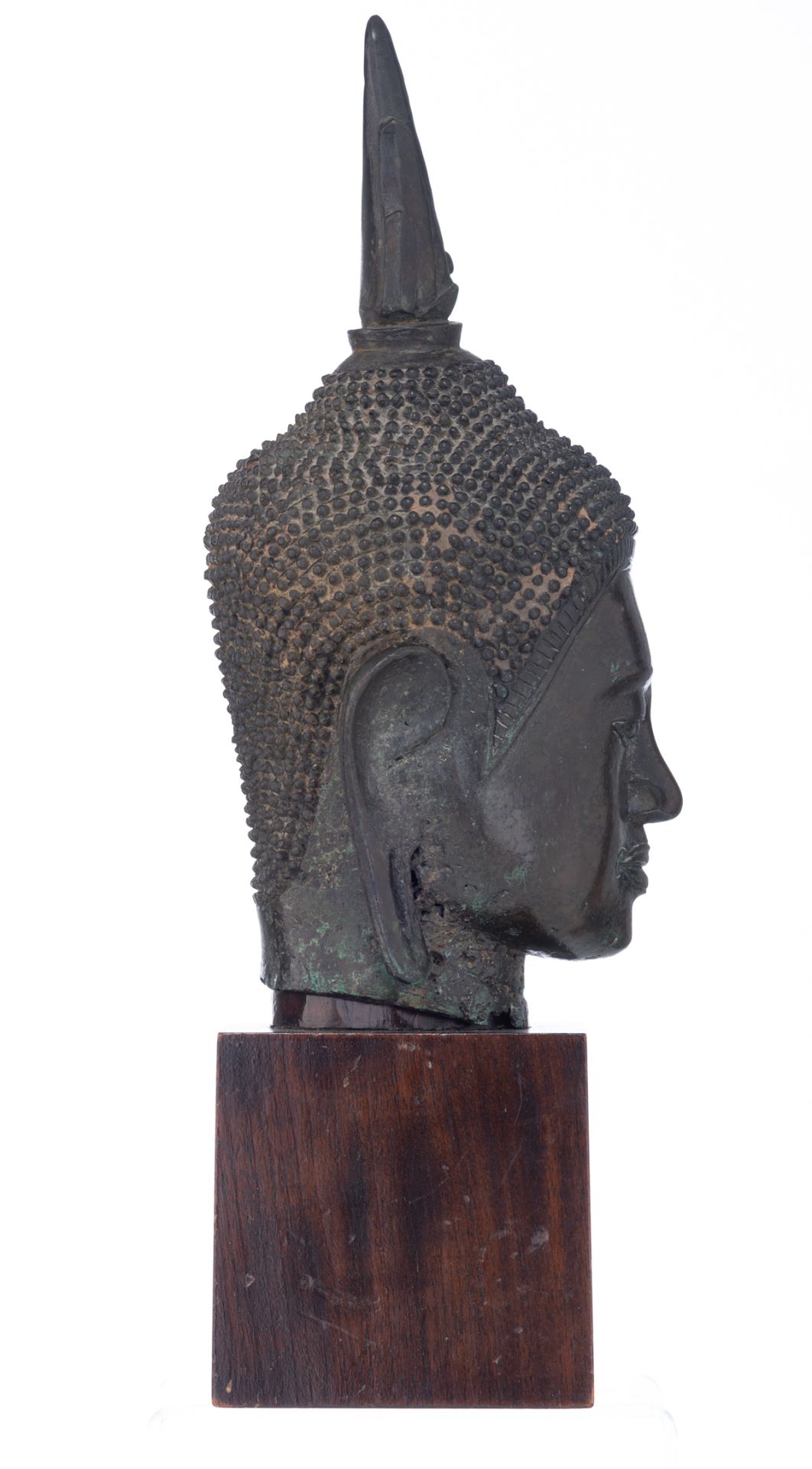 An Oriental bronze group, depicting the head of the Buddha, on a wooden base, H 40,5 cm - Bild 5 aus 5
