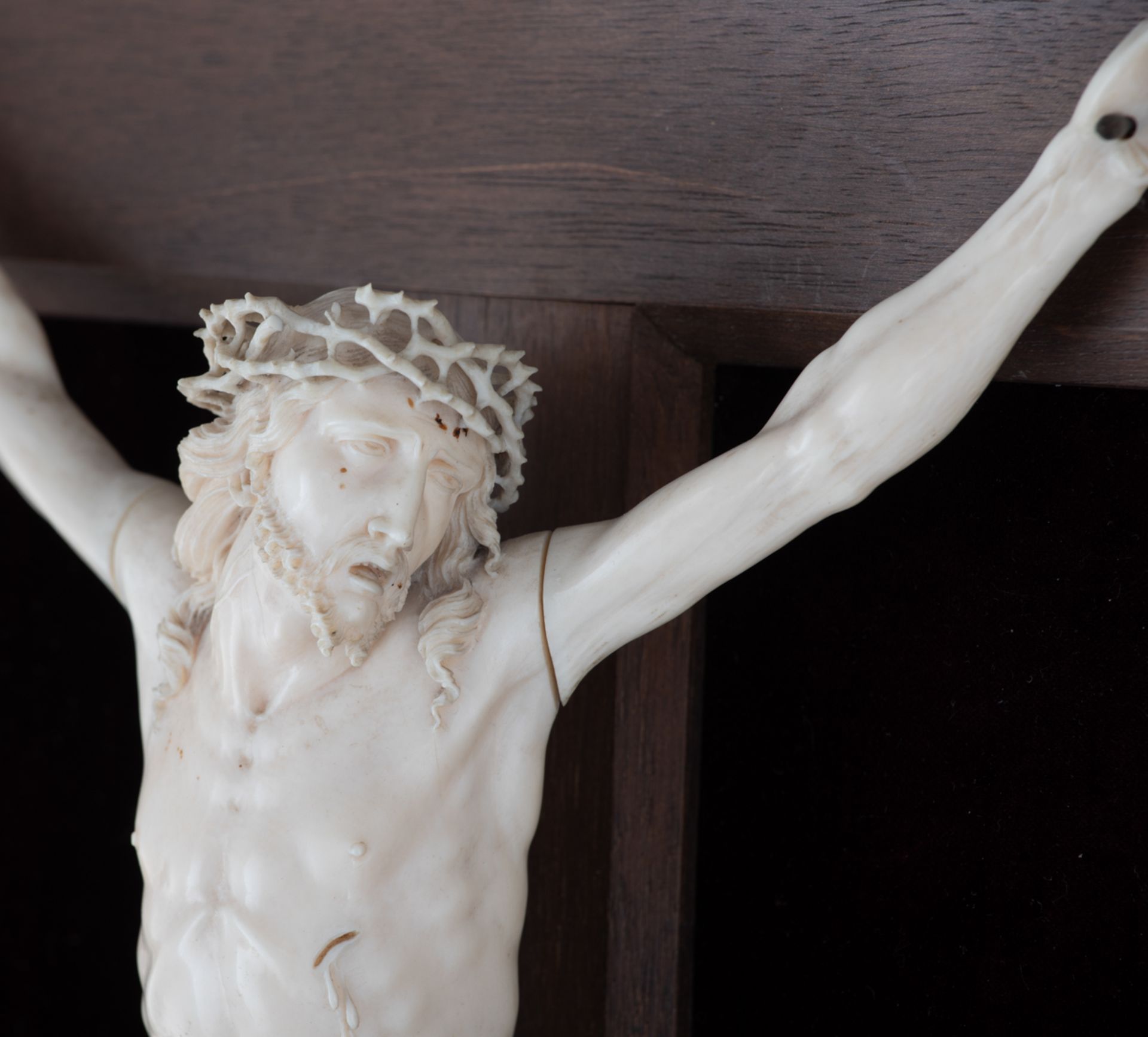 A finely sculpted ivory Corpus Christi on a walnut crucifix, surrounded by an ivory garland decorate - Bild 3 aus 3