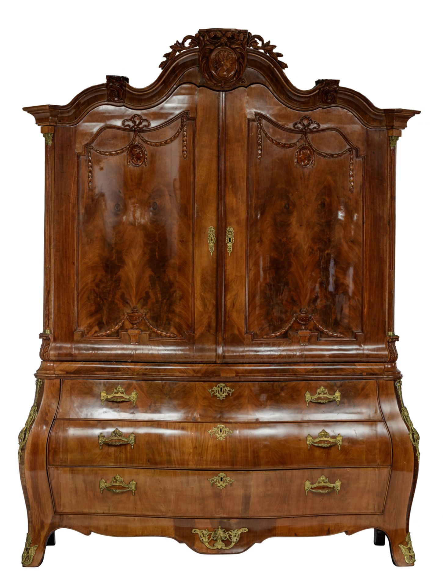 A large and imposing mahogany veneered Dutch Neoclassical cabinet, decorated with gilt bronze mounts - Bild 2 aus 7