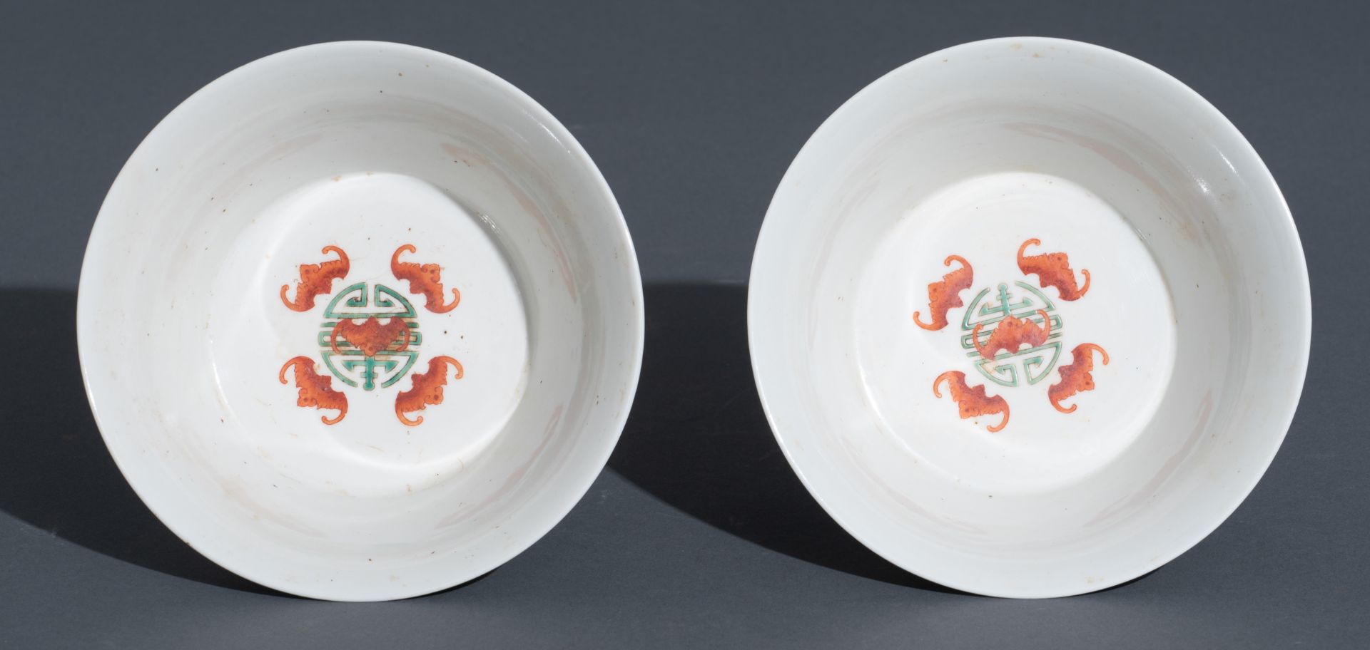 Two Chinese famille verte 'dragon and phoenix' bowls, the inside decorated with a stylised Shou-sign - Bild 6 aus 10