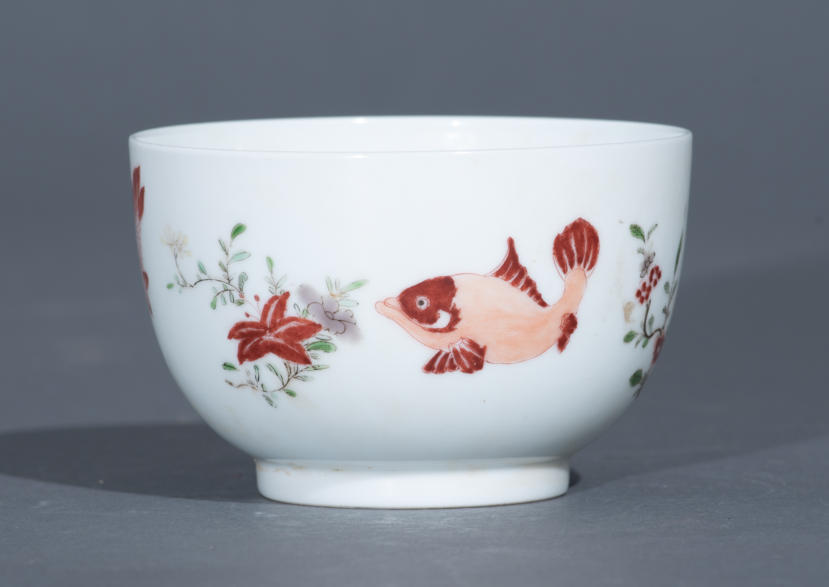 A Chinese famille verte cup, decorated with various fish interchanging with flower bundles in iron-r - Image 5 of 10