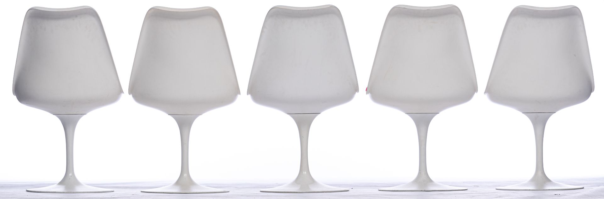 A dining set of a Tulip table and five Tulip chairs, design by Eero Saarinen for Knoll International - Bild 8 aus 19