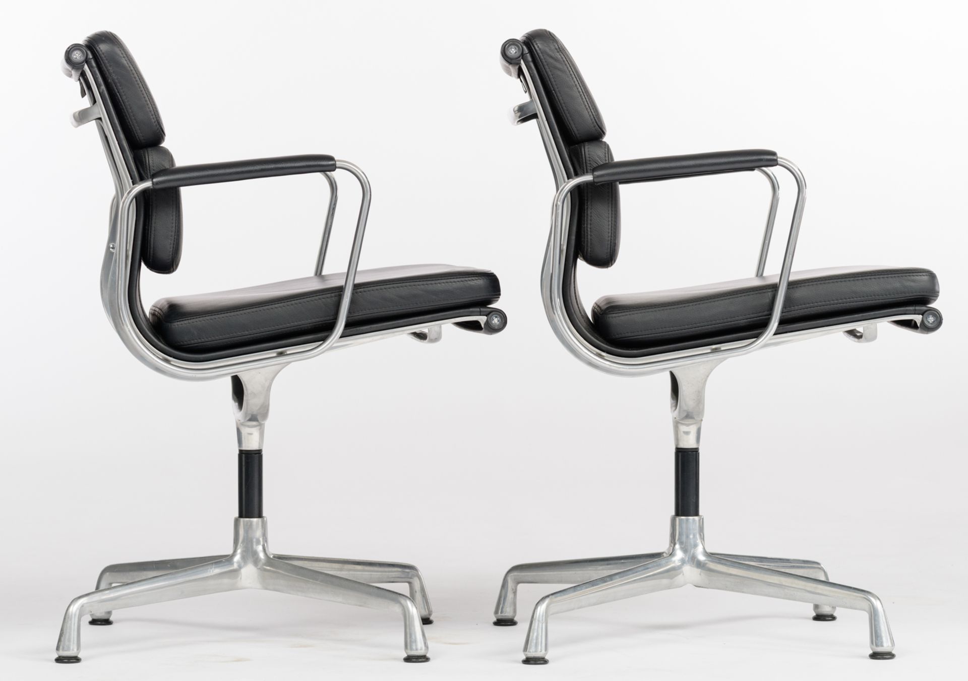 A set of four polished aluminium and black leather upholstered EA208 soft pad chairs, design by Char - Bild 16 aus 22