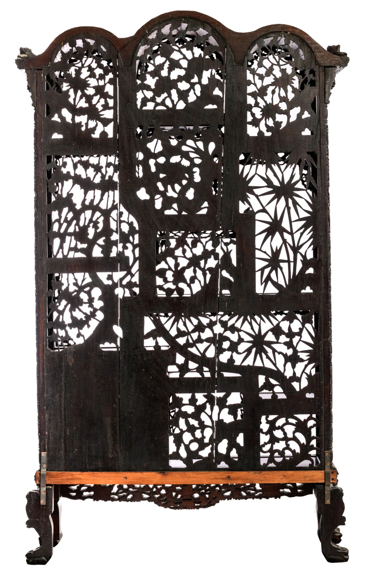 A Chinese exotic hardwood display cabinet, finely sculpted with floral decorations, dragons and Fu l - Bild 4 aus 5