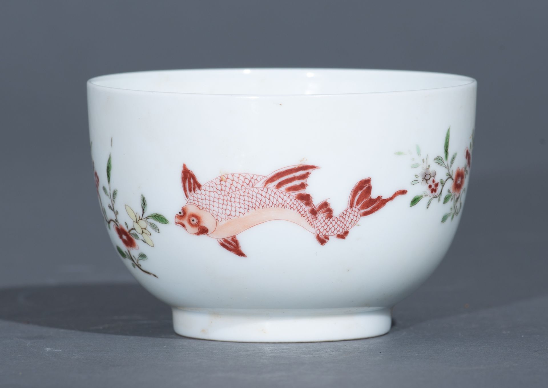 A Chinese famille verte cup, decorated with various fish interchanging with flower bundles in iron-r - Bild 3 aus 10