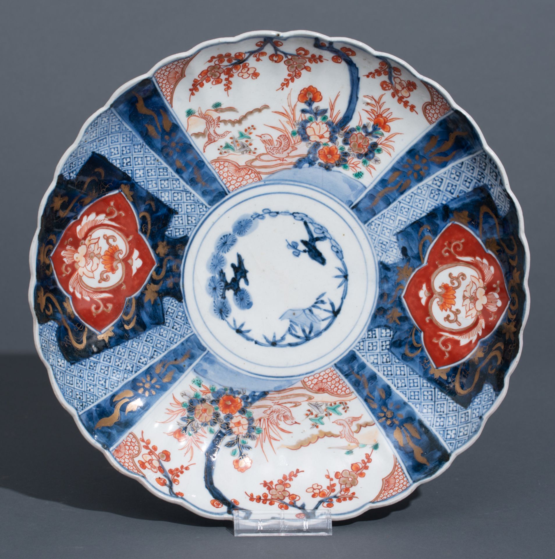 Four Japanese Imari floral decorated lobed dishes; added a ditto charger and a box and cover, 19thC, - Bild 8 aus 17