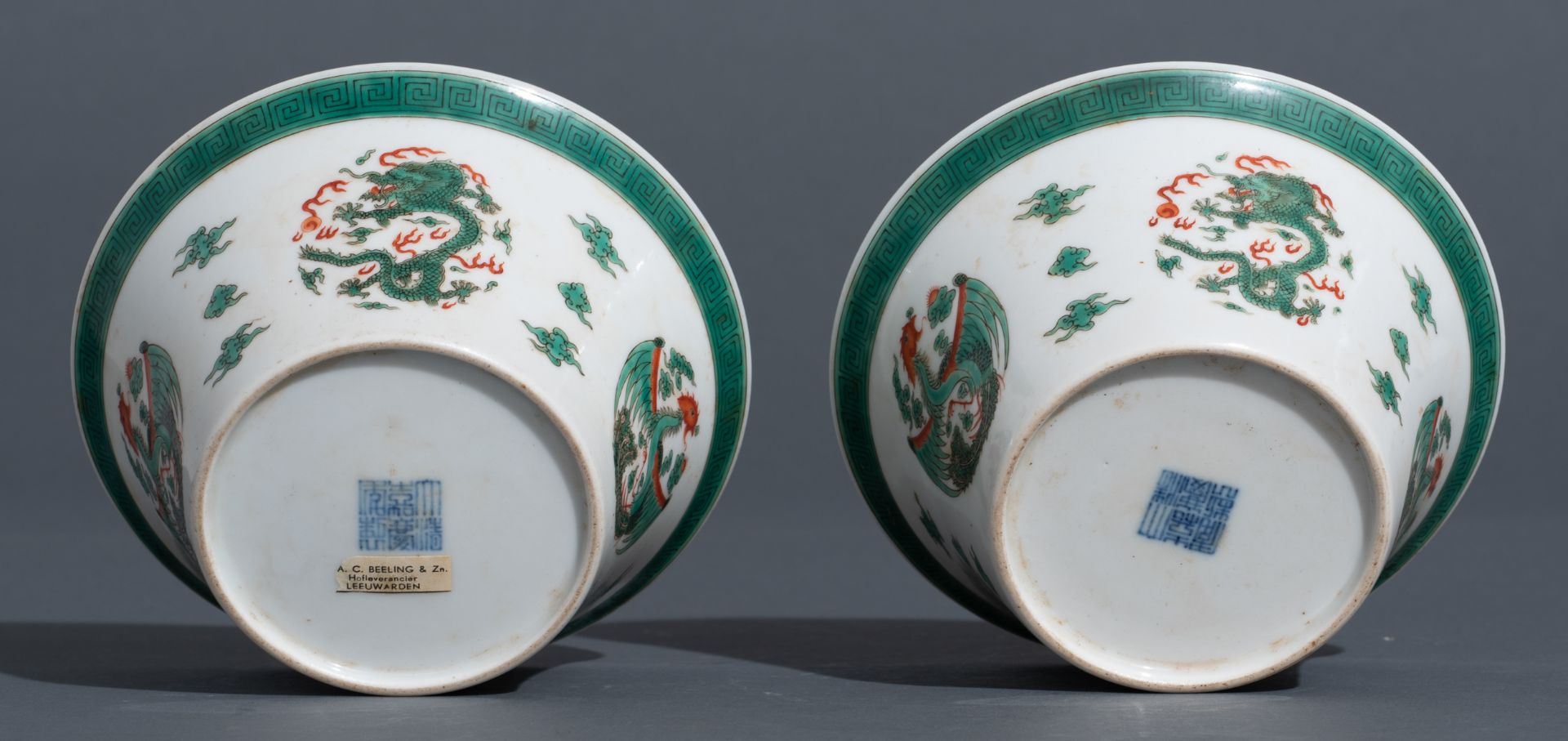 Two Chinese famille verte 'dragon and phoenix' bowls, the inside decorated with a stylised Shou-sign - Bild 7 aus 10
