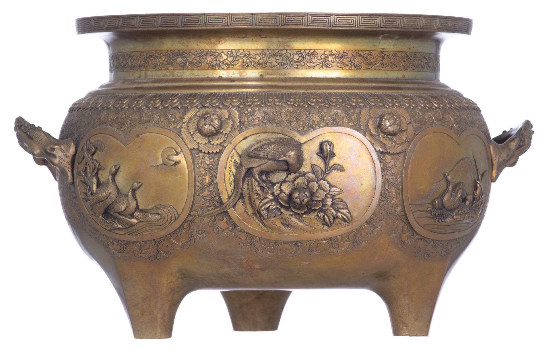 A Chinese relief decorated bronze tripod incense burner, the panels with birds, flowers and a dragon - Bild 3 aus 7