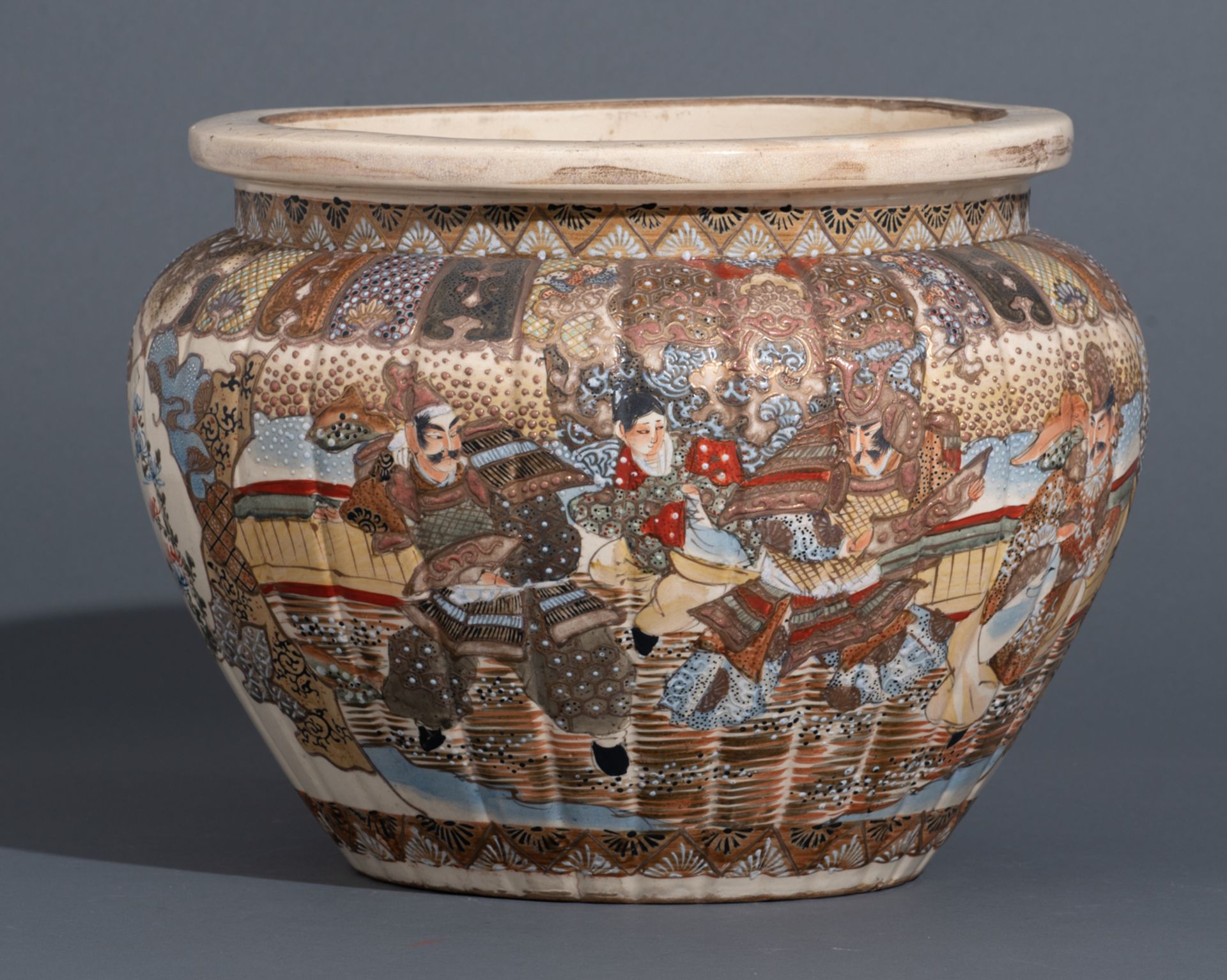 Two Japanese polychrome and gilt decorated satsuma jardinières, the body with figures and flowers, m - Bild 3 aus 15