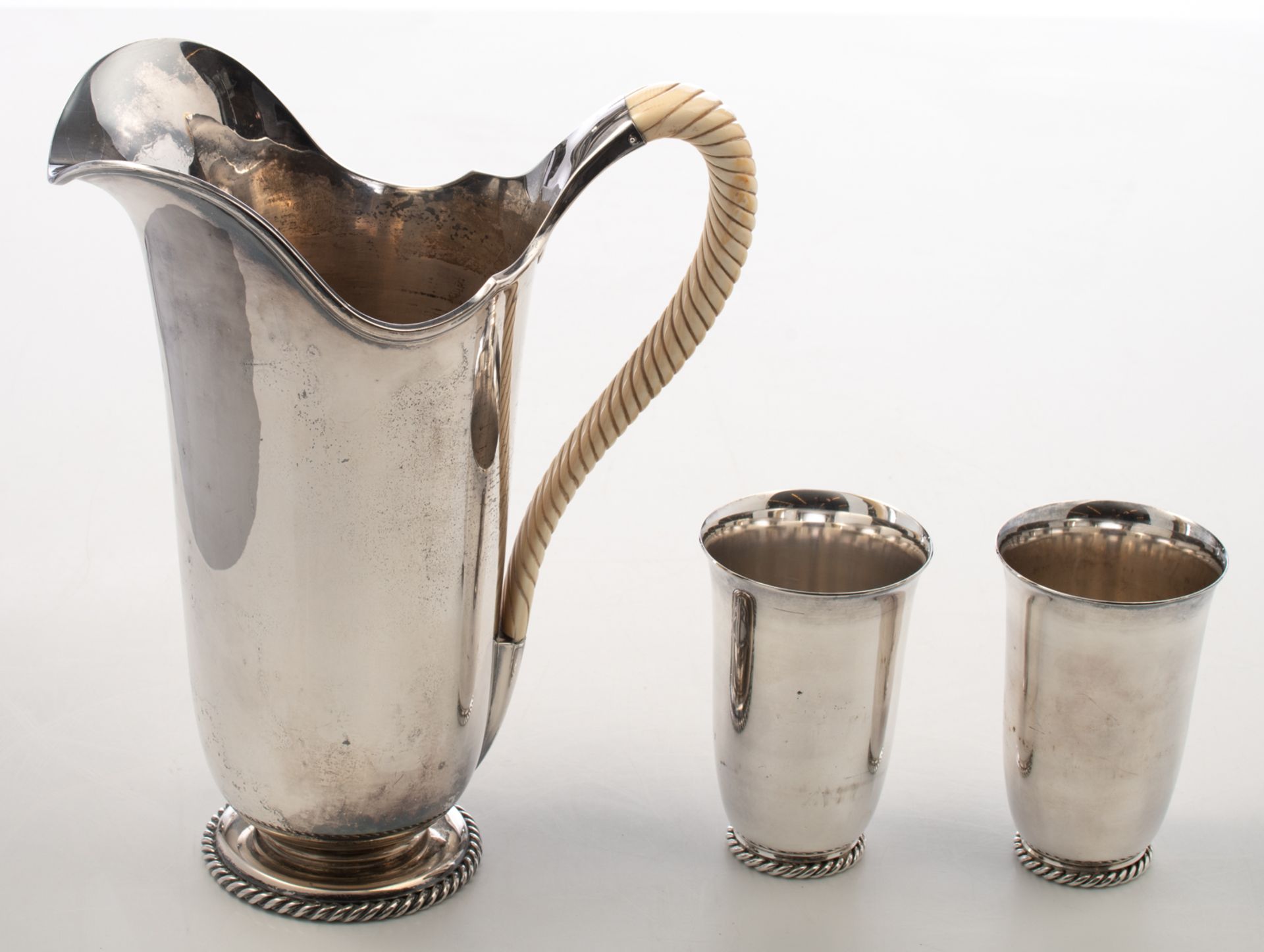 An 800/000 silver seven-piece lemonade set consisting of six goblets and an ewer with a twisted ivor - Bild 10 aus 32