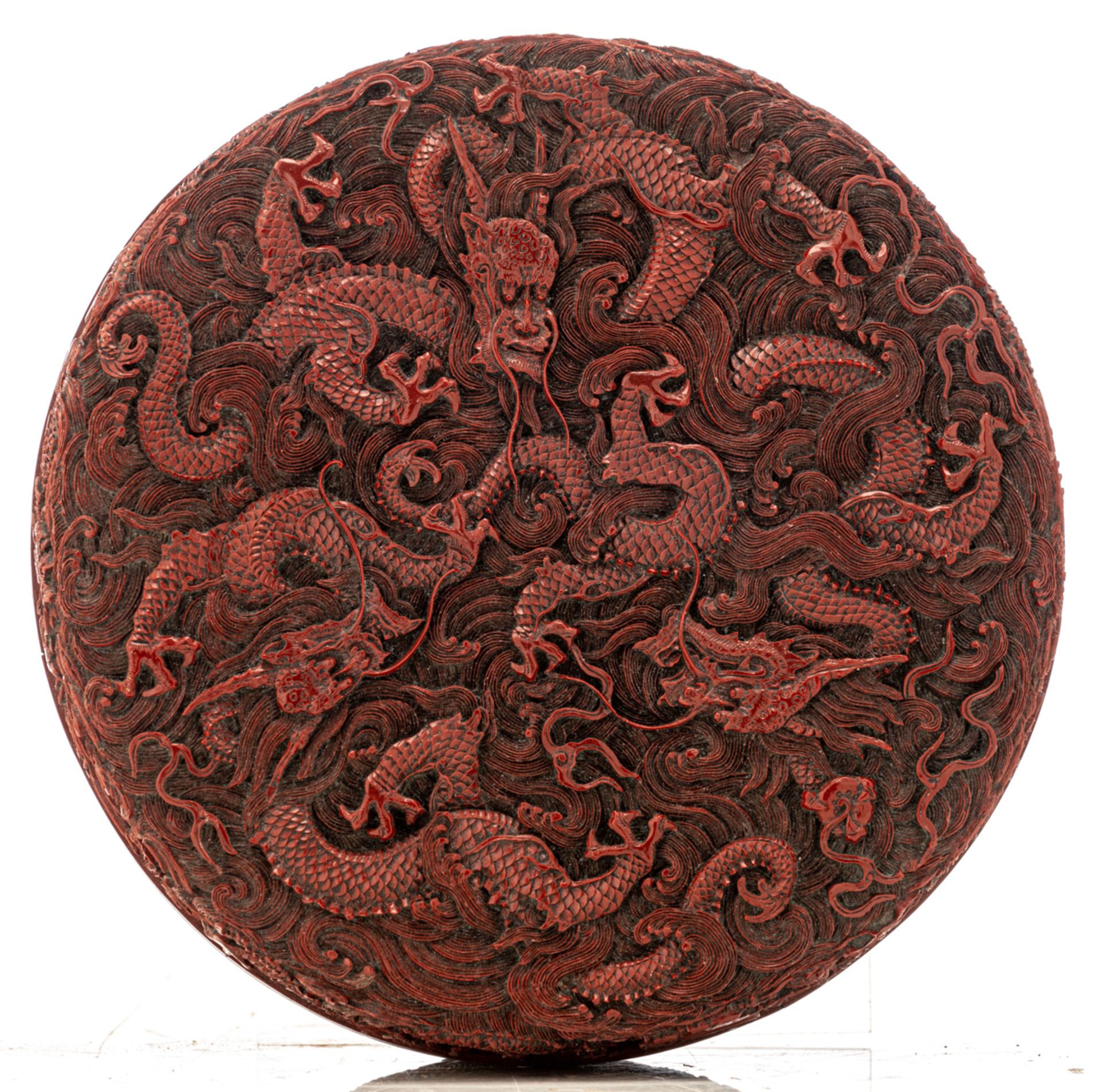 A Chinese style cinnabar red lacquer box and cover, carved with dragons in crashing waves, H 6,5 - ø - Bild 6 aus 8