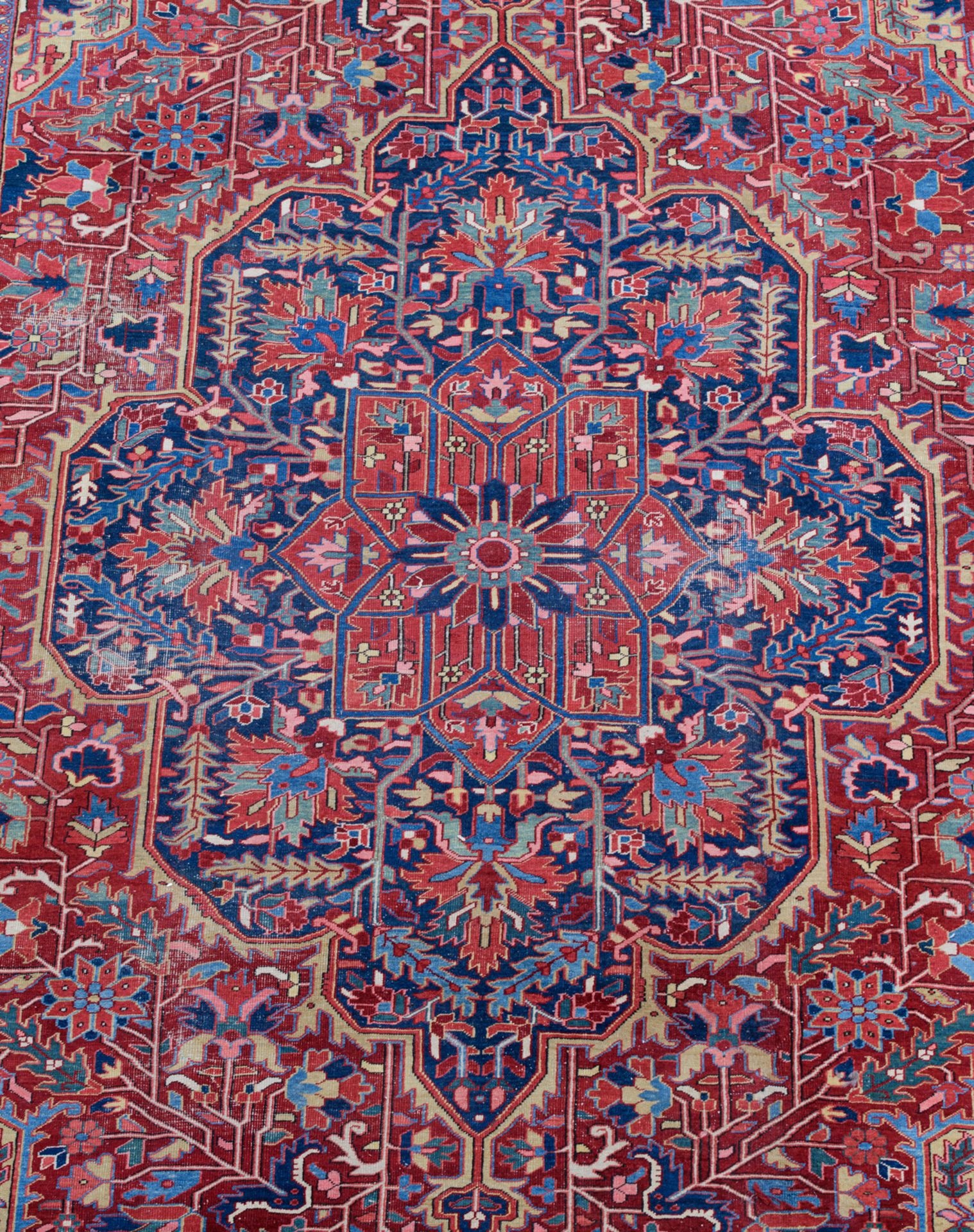 A large Herriz woollen rug, decorated with geometric motifs, 340 x 590 cm - Image 4 of 4