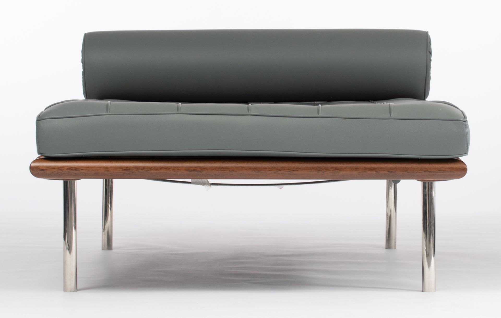 A grey leather upholstered Barcelona daybed, design by Ludwig Mies van der Rohe for Knoll Internatio - Bild 3 aus 10