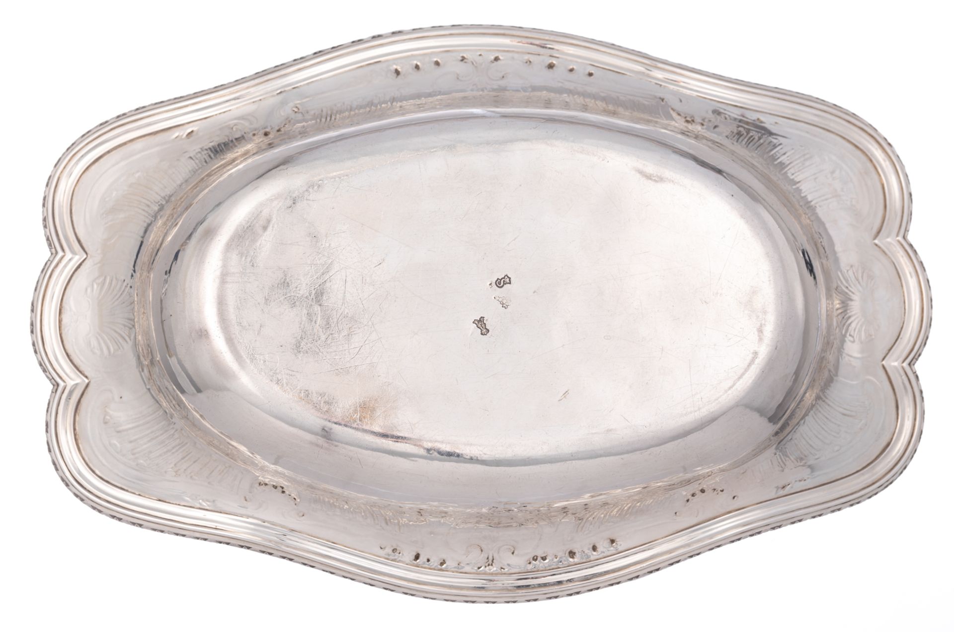 An 18thC probably French (Paris) silver Régence style bread basket, the well with an engraved coat o - Bild 5 aus 5