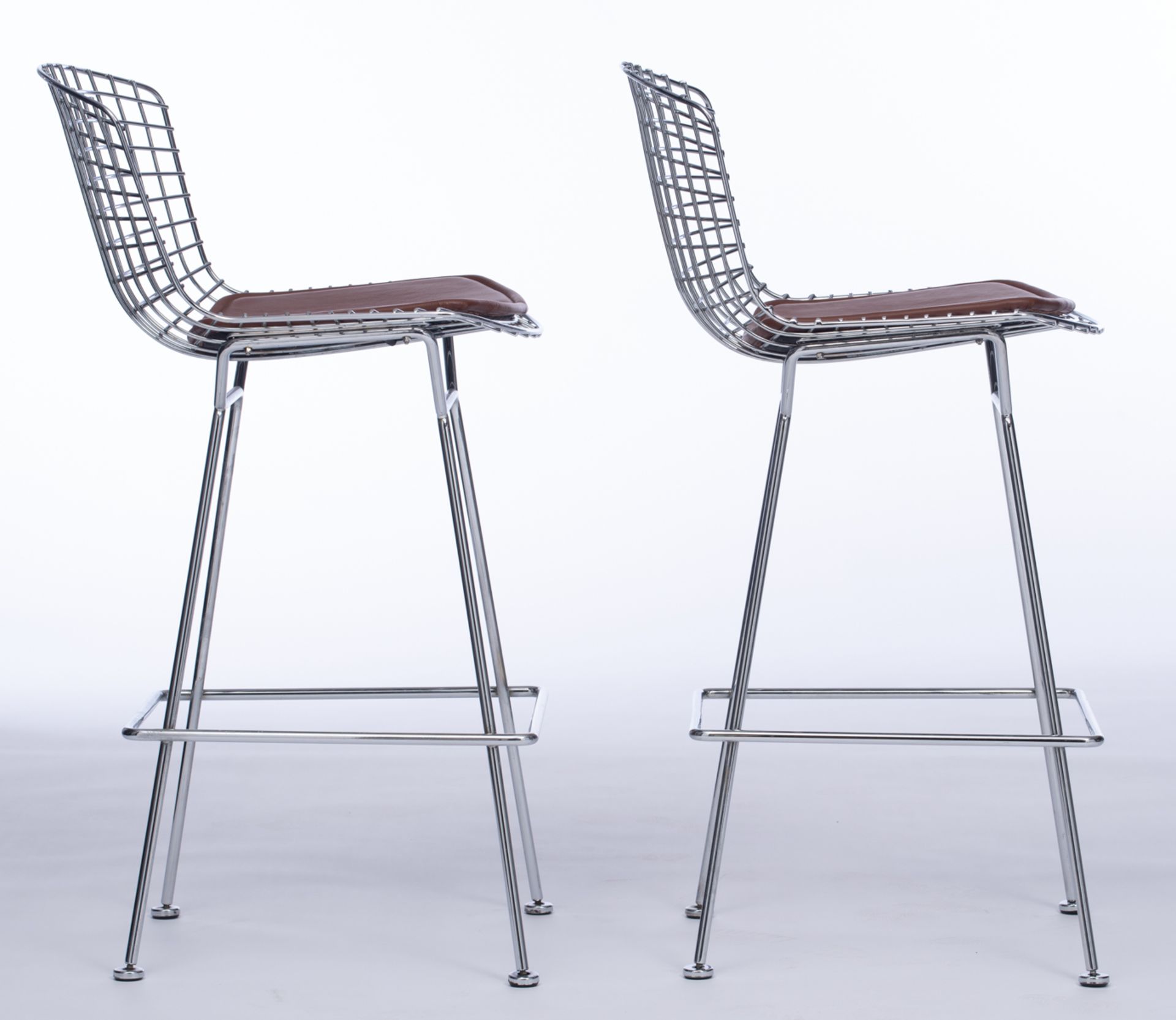 A pair of Bertoia barstools, design by Harry Bertoia for Knoll International, chromed frame with a b - Bild 10 aus 16