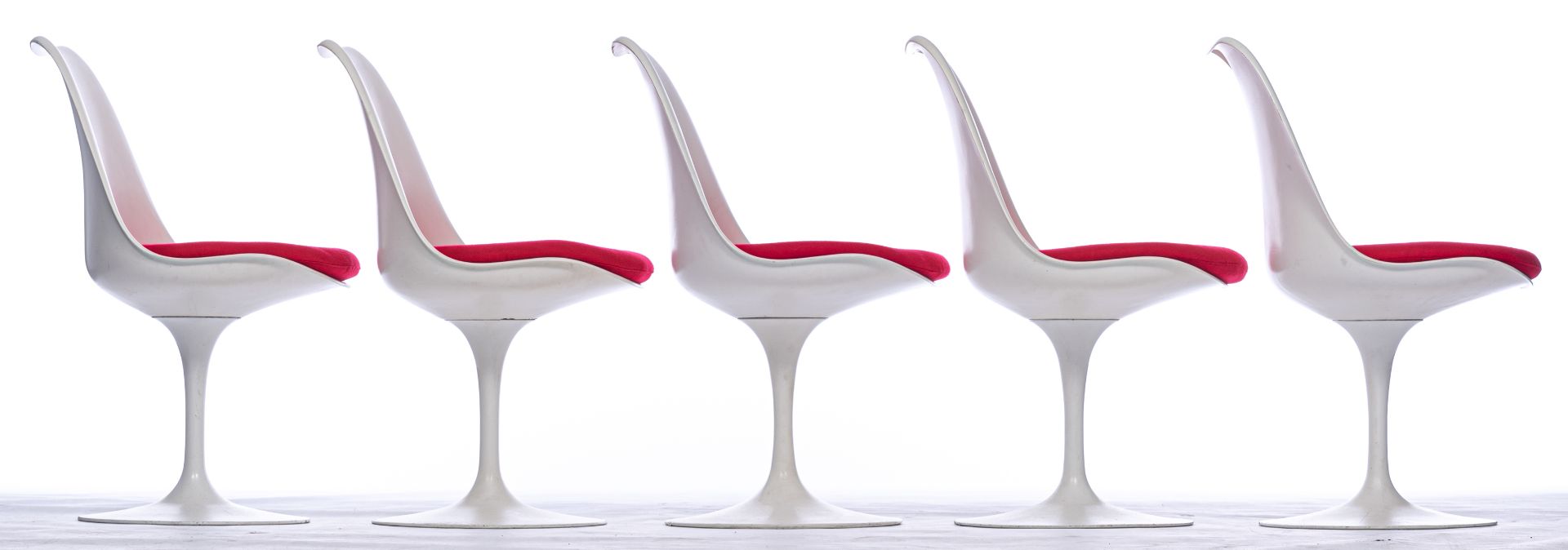 A dining set of a Tulip table and five Tulip chairs, design by Eero Saarinen for Knoll International - Bild 9 aus 19