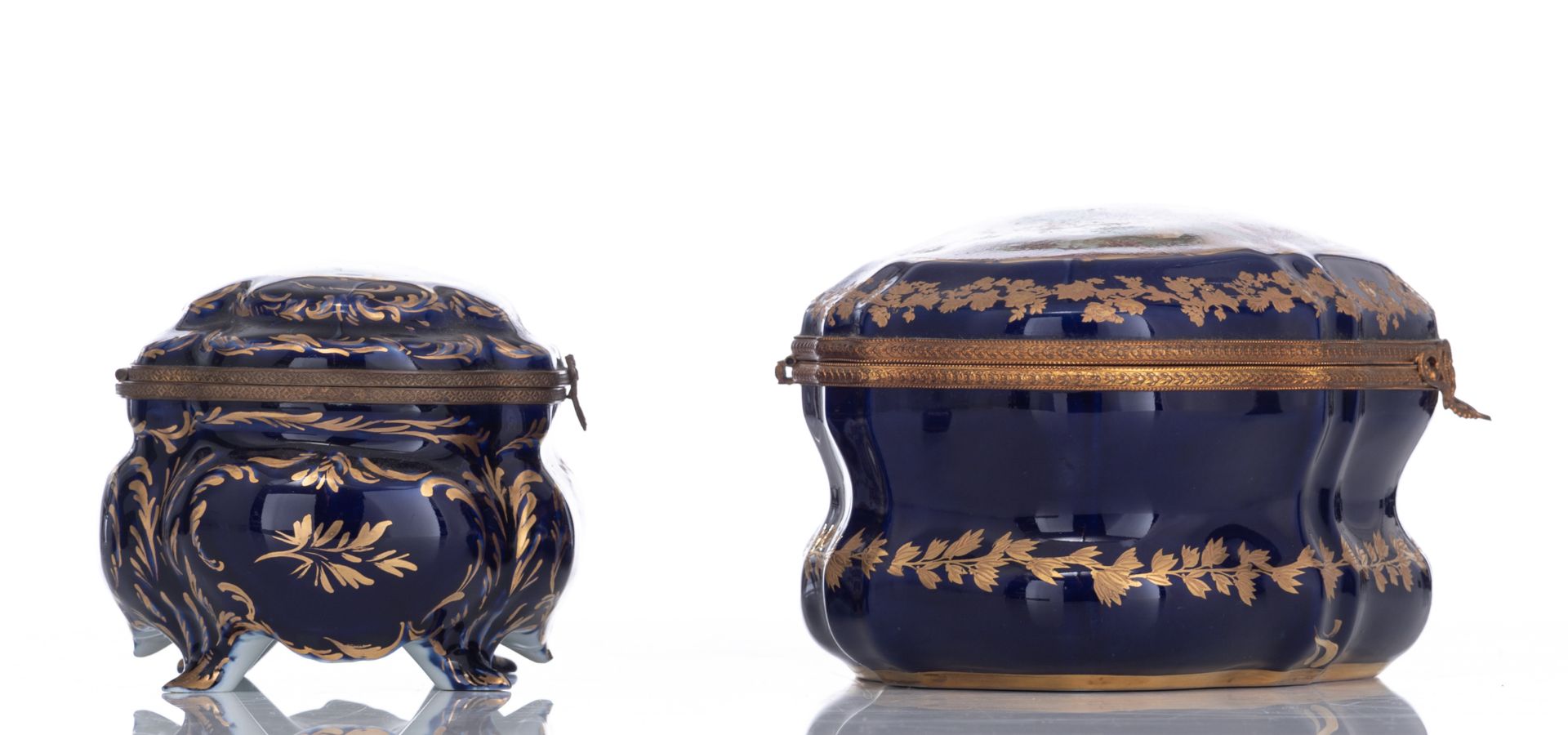 A covered bleu royale ground Sèvres box with gilt bronze mounts, the roundel polychrome decorated wi - Bild 5 aus 11