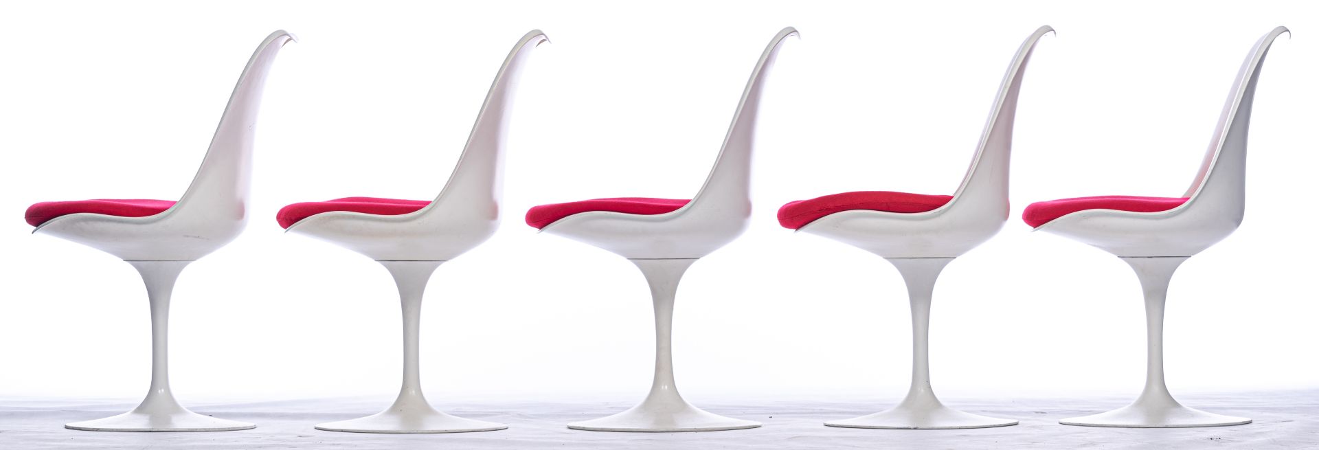 A dining set of a Tulip table and five Tulip chairs, design by Eero Saarinen for Knoll International - Bild 5 aus 19