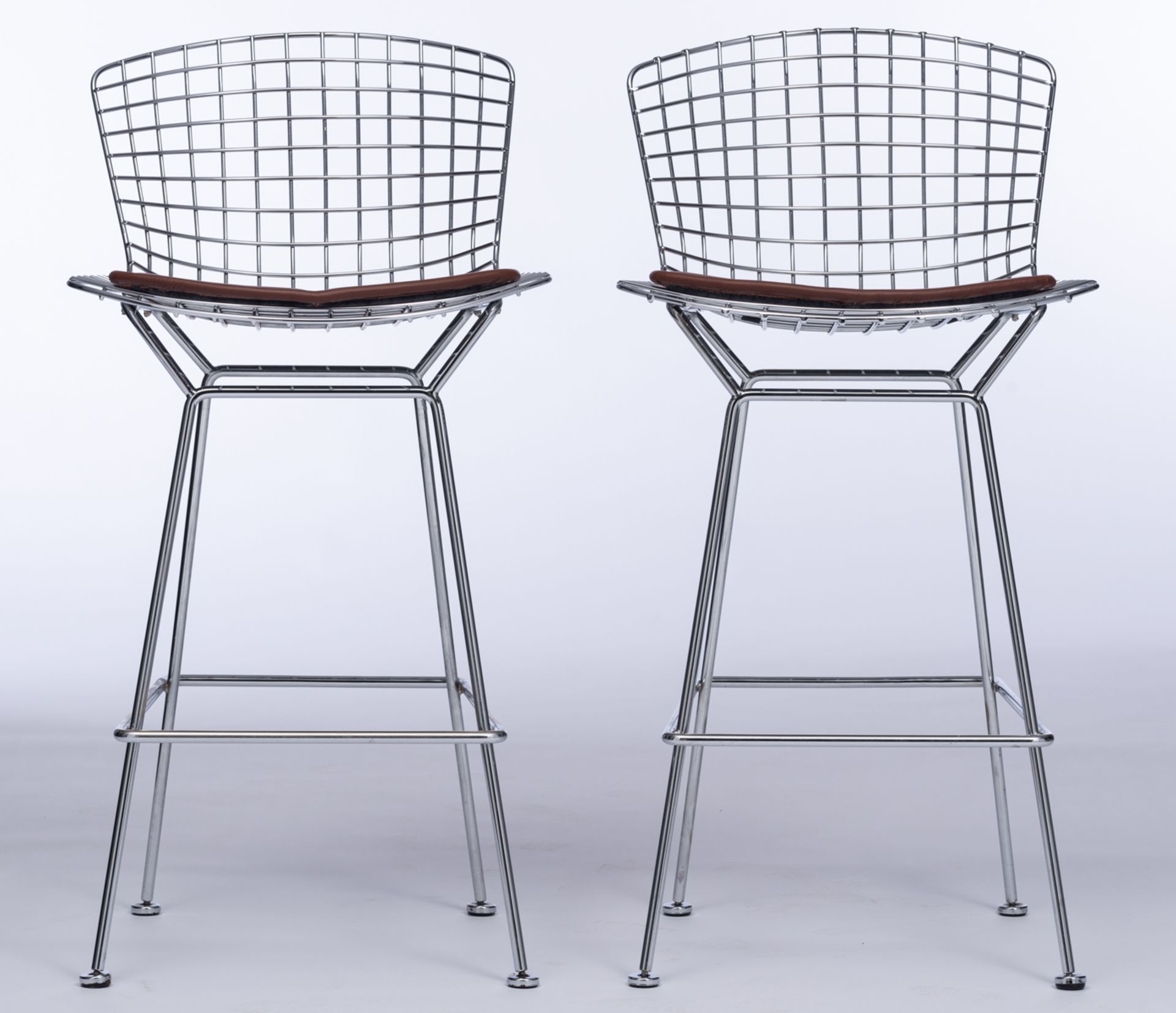 A pair of Bertoia barstools, design by Harry Bertoia for Knoll International, chromed frame with a b - Bild 4 aus 16