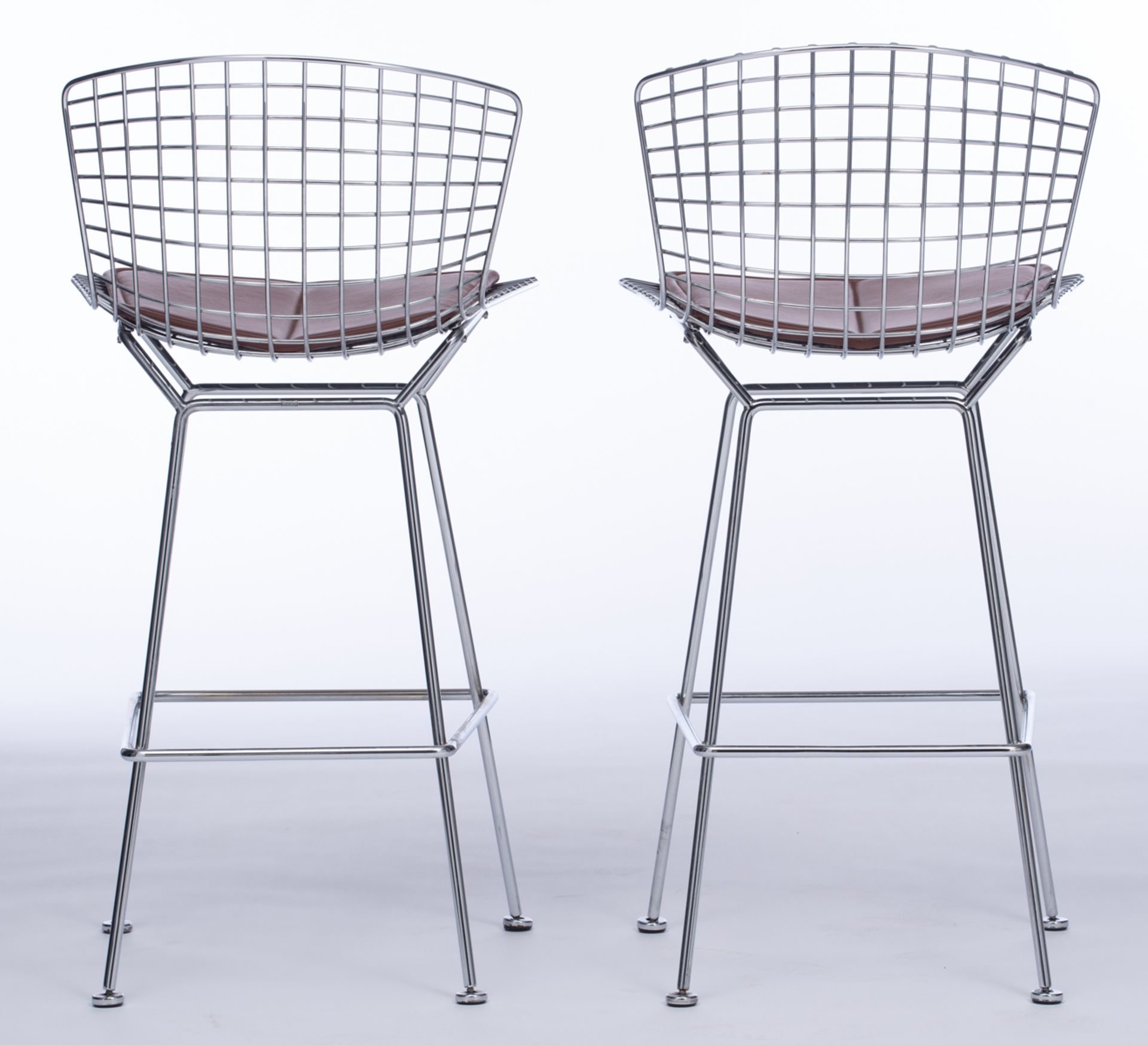 A pair of Bertoia barstools, design by Harry Bertoia for Knoll International, chromed frame with a b - Bild 8 aus 16
