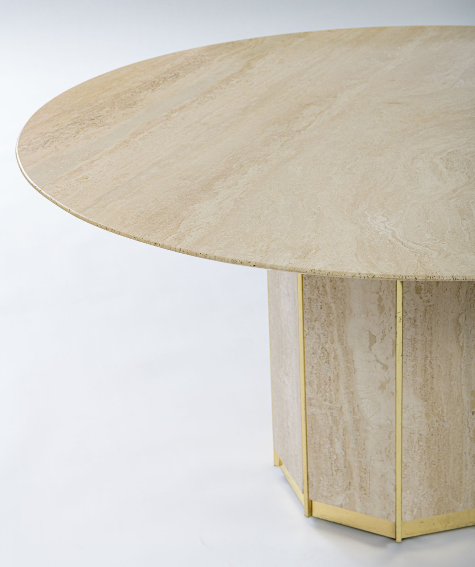 A brass and travertine round dining table, in the manner of Belgo Chrom, H 73 - ø 135,5 cm - Image 4 of 10