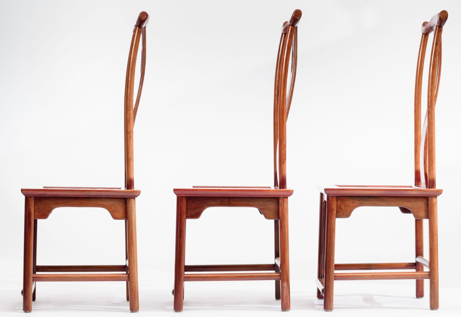 A large Chinese mahogany extendable dining table, with a set of six chairs, H 76 - W 209 - D 109 cm - Bild 11 aus 25