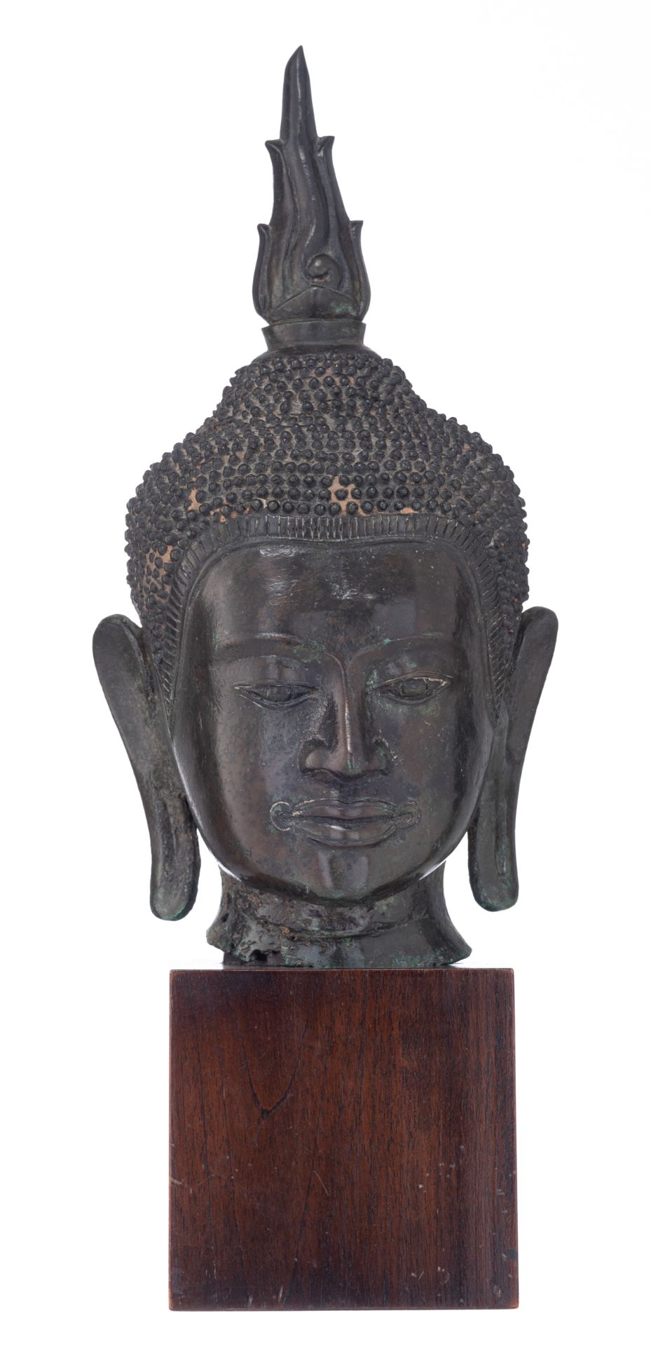 An Oriental bronze group, depicting the head of the Buddha, on a wooden base, H 40,5 cm - Bild 2 aus 5