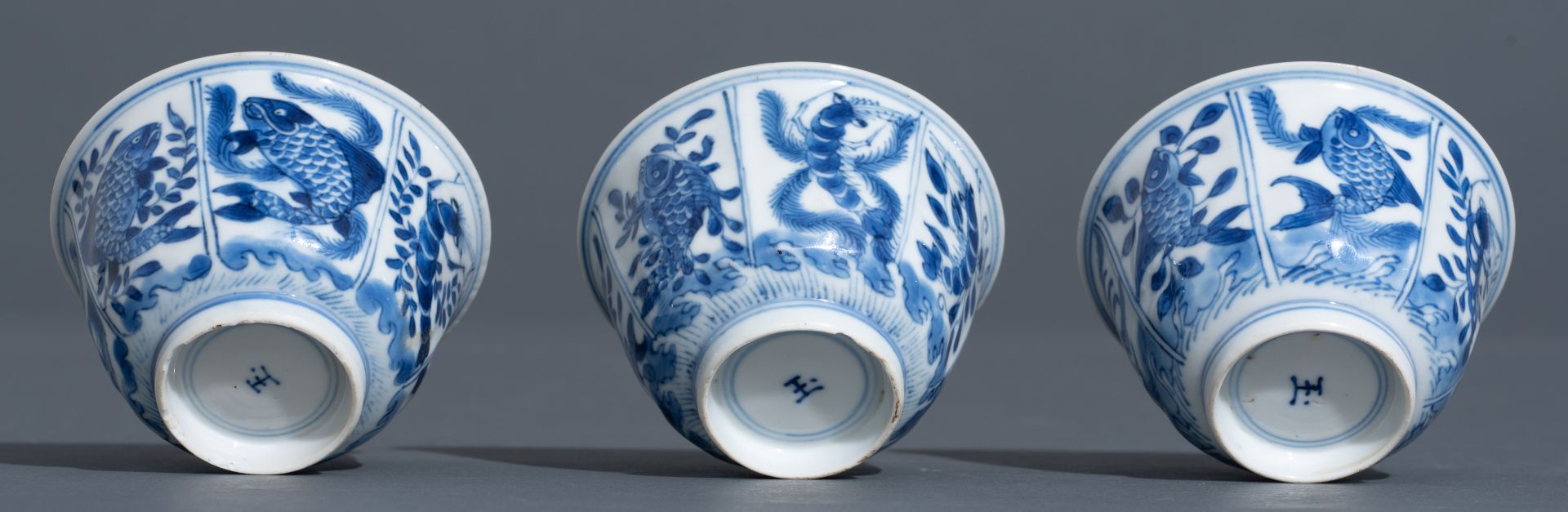 Three Chinese blue and white Kangxi period teacups and saucers, decorated with an underwater jungle; - Bild 13 aus 24