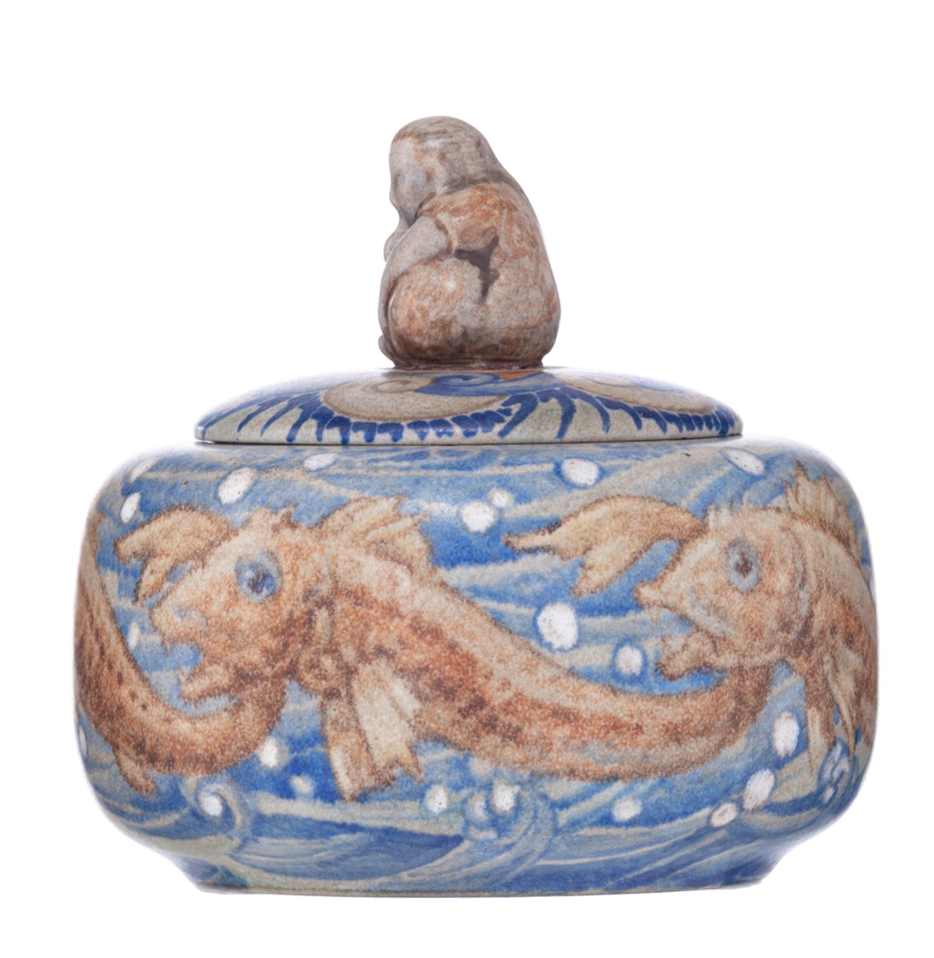 A Japanese inspired ceramic covered bowl, decorated with koi and on top a sitting figure, signed and - Bild 3 aus 8