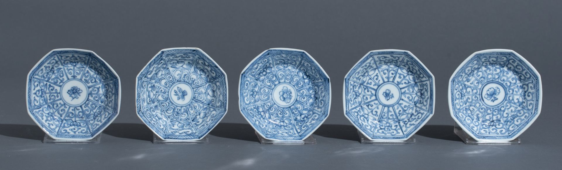 Three Chinese blue and white Kangxi period teacups and saucers, decorated with an underwater jungle; - Bild 16 aus 24