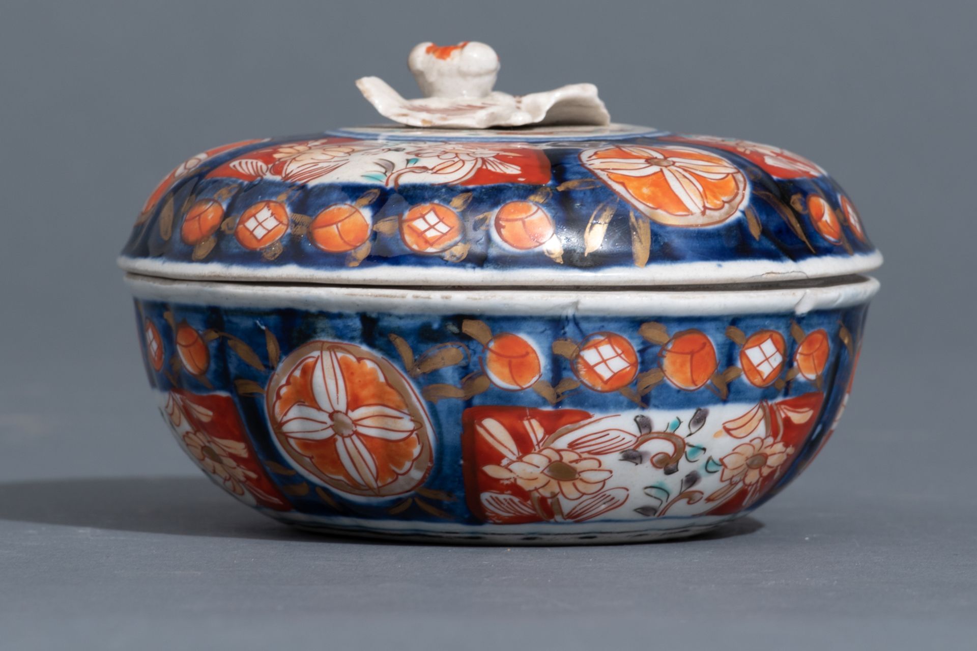Four Japanese Imari floral decorated lobed dishes; added a ditto charger and a box and cover, 19thC, - Bild 13 aus 17