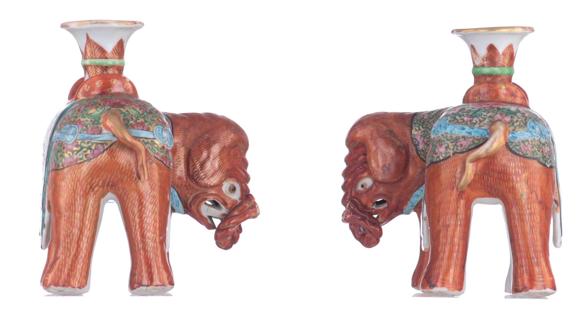 A pair of Chinese red-coral ground and famille rose elephant-shaped joss stick holders, first half o - Bild 3 aus 7