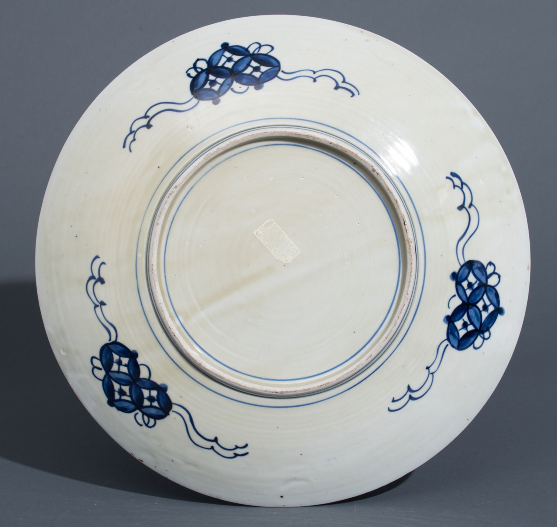 Four Japanese Imari floral decorated lobed dishes; added a ditto charger and a box and cover, 19thC, - Bild 11 aus 17