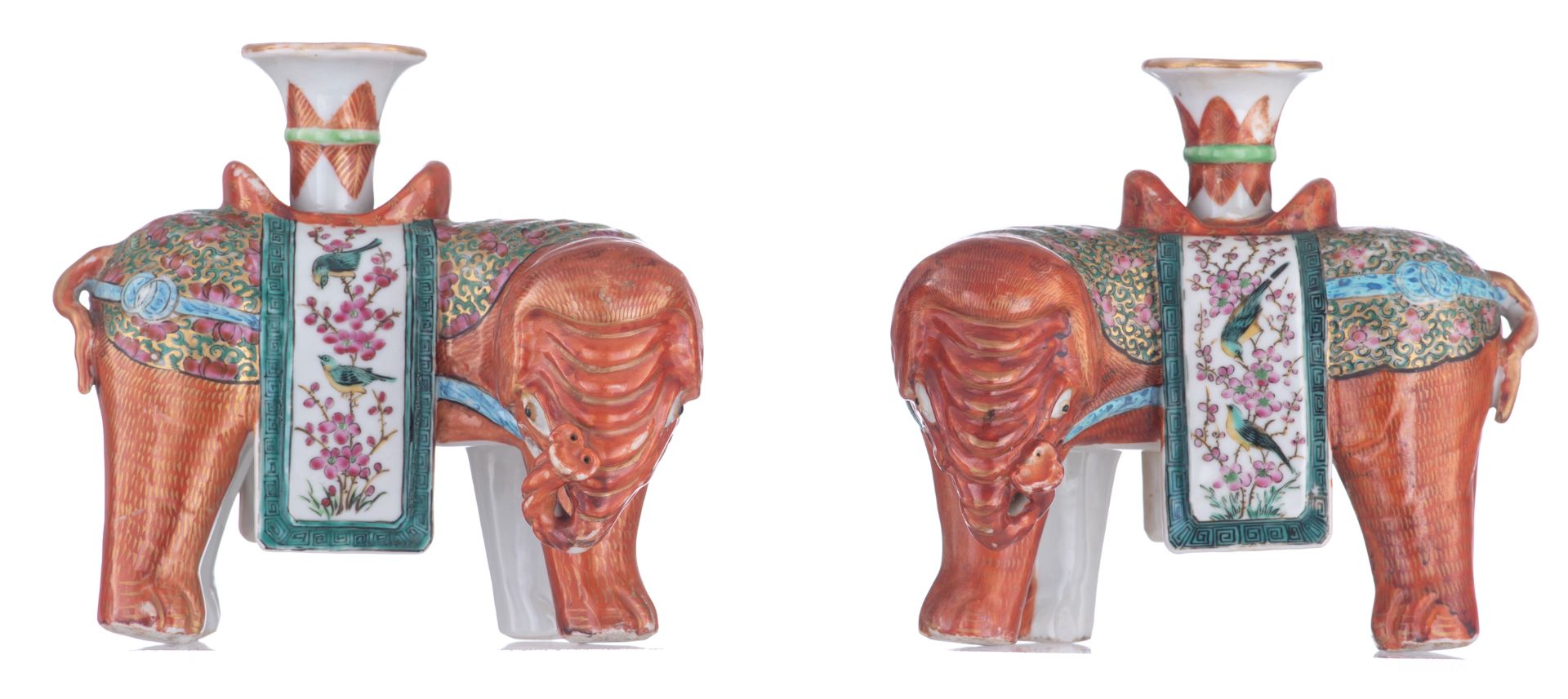 A pair of Chinese red-coral ground and famille rose elephant-shaped joss stick holders, first half o - Bild 2 aus 7