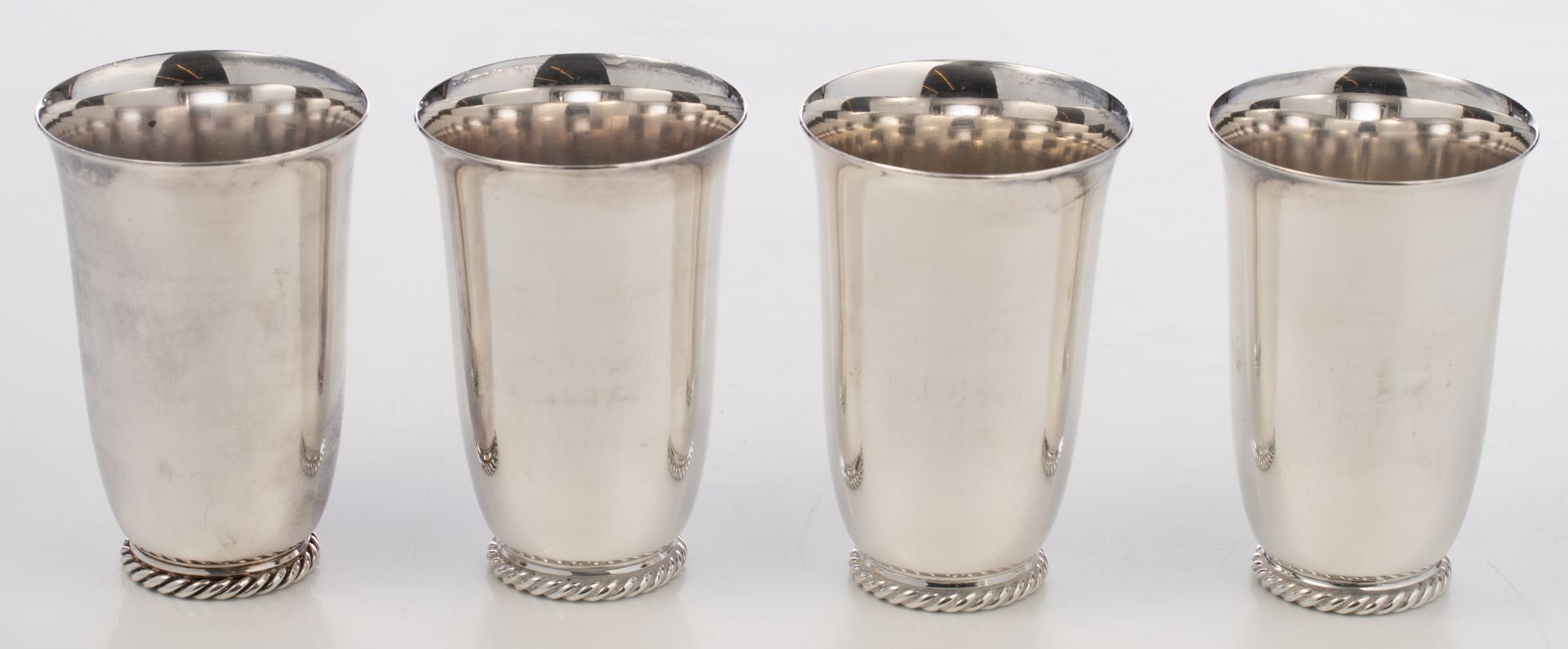 An 800/000 silver seven-piece lemonade set consisting of six goblets and an ewer with a twisted ivor - Bild 14 aus 32