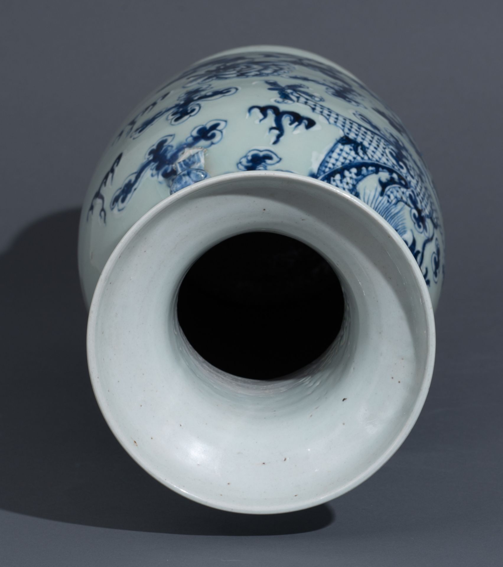 A Chinese celadon vase, blue and white decorated with a dragon and a phoenix, paired with Fu lions, - Bild 6 aus 8