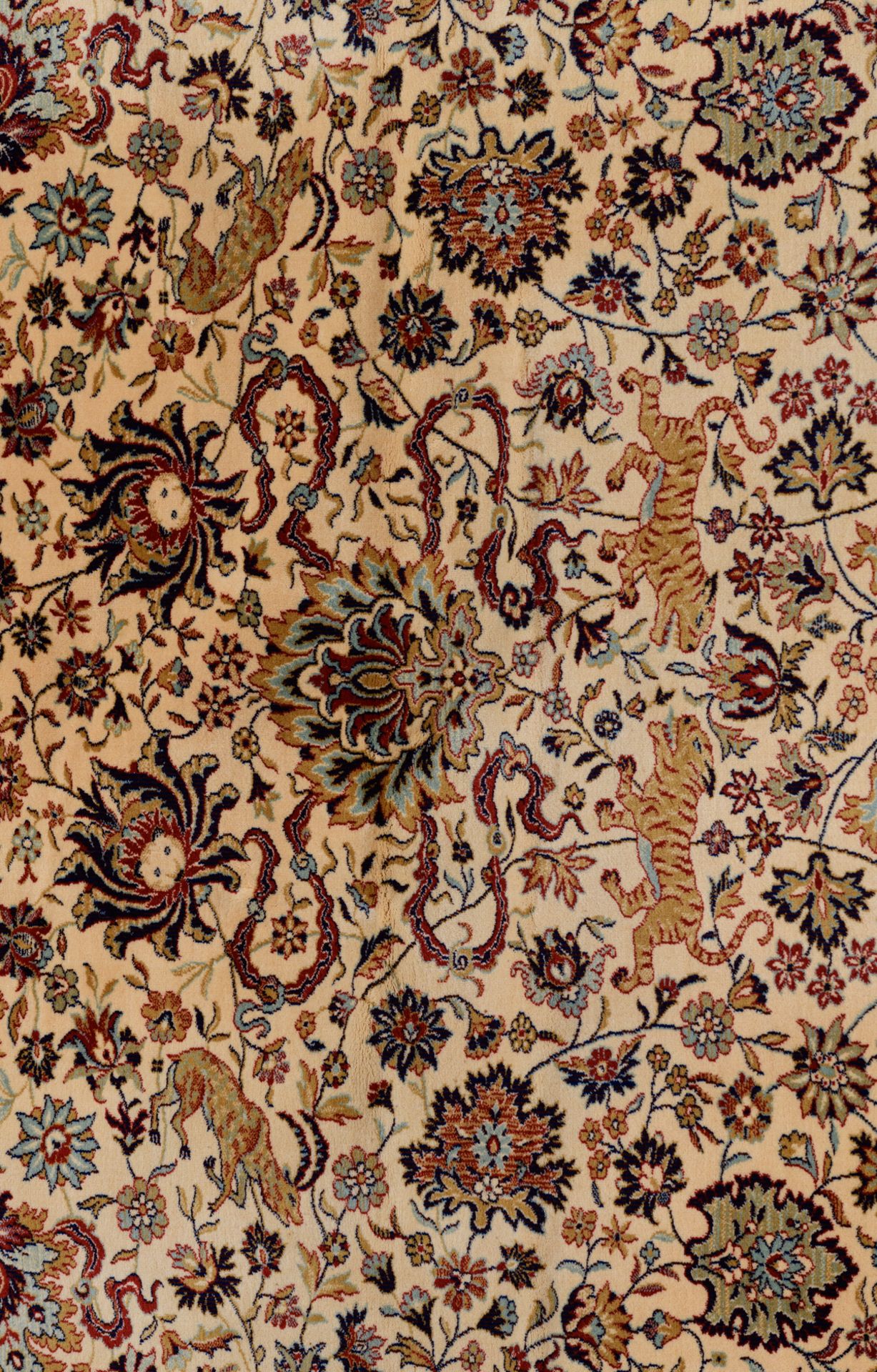 A large Oriental Keshan woolen rug, finely decorated with hunting lions, tigers, leopards and other - Bild 6 aus 8