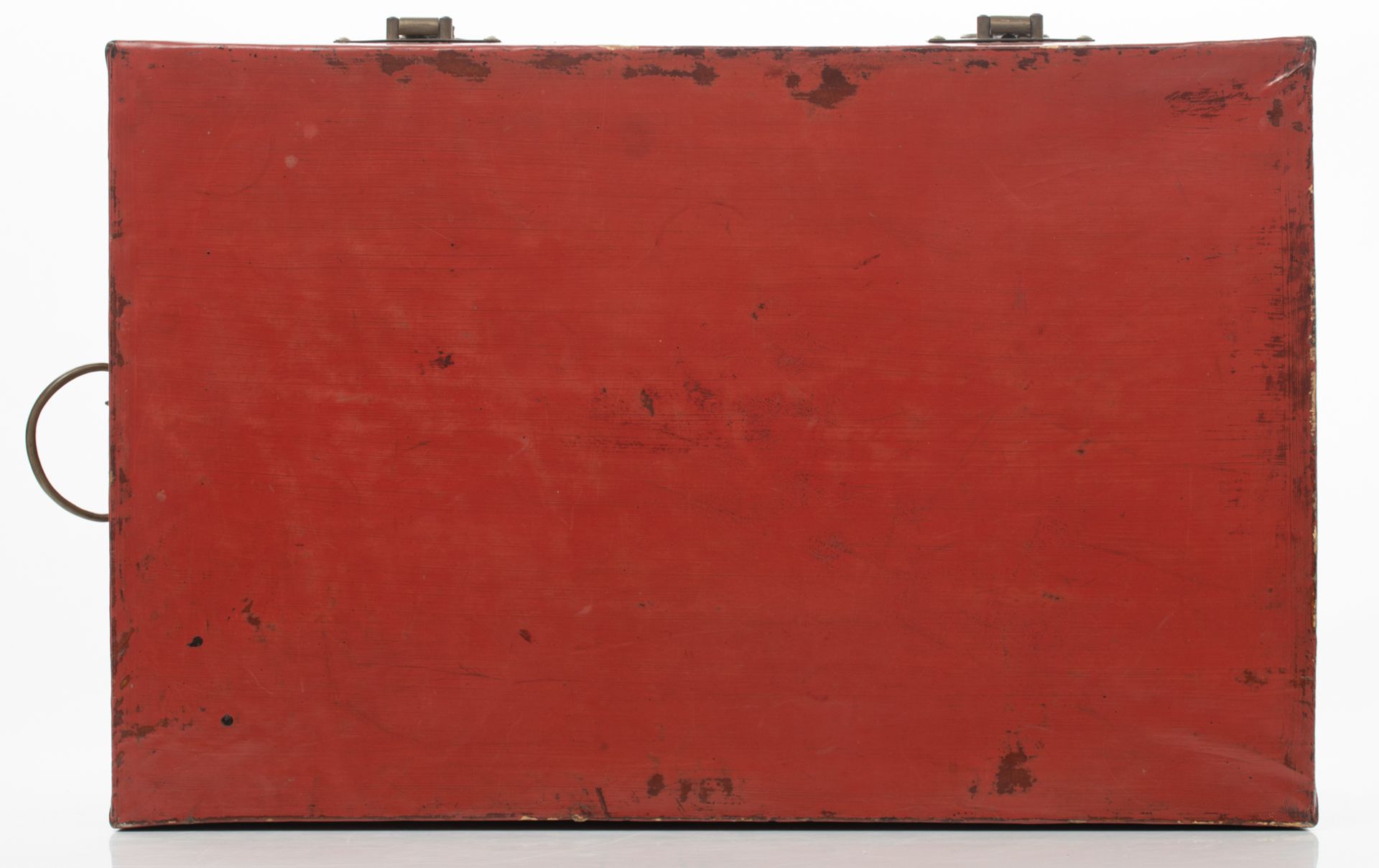 An Oriental red lacquered storage trunk, the front gilt decorated with birds and flower branches, th - Image 6 of 9