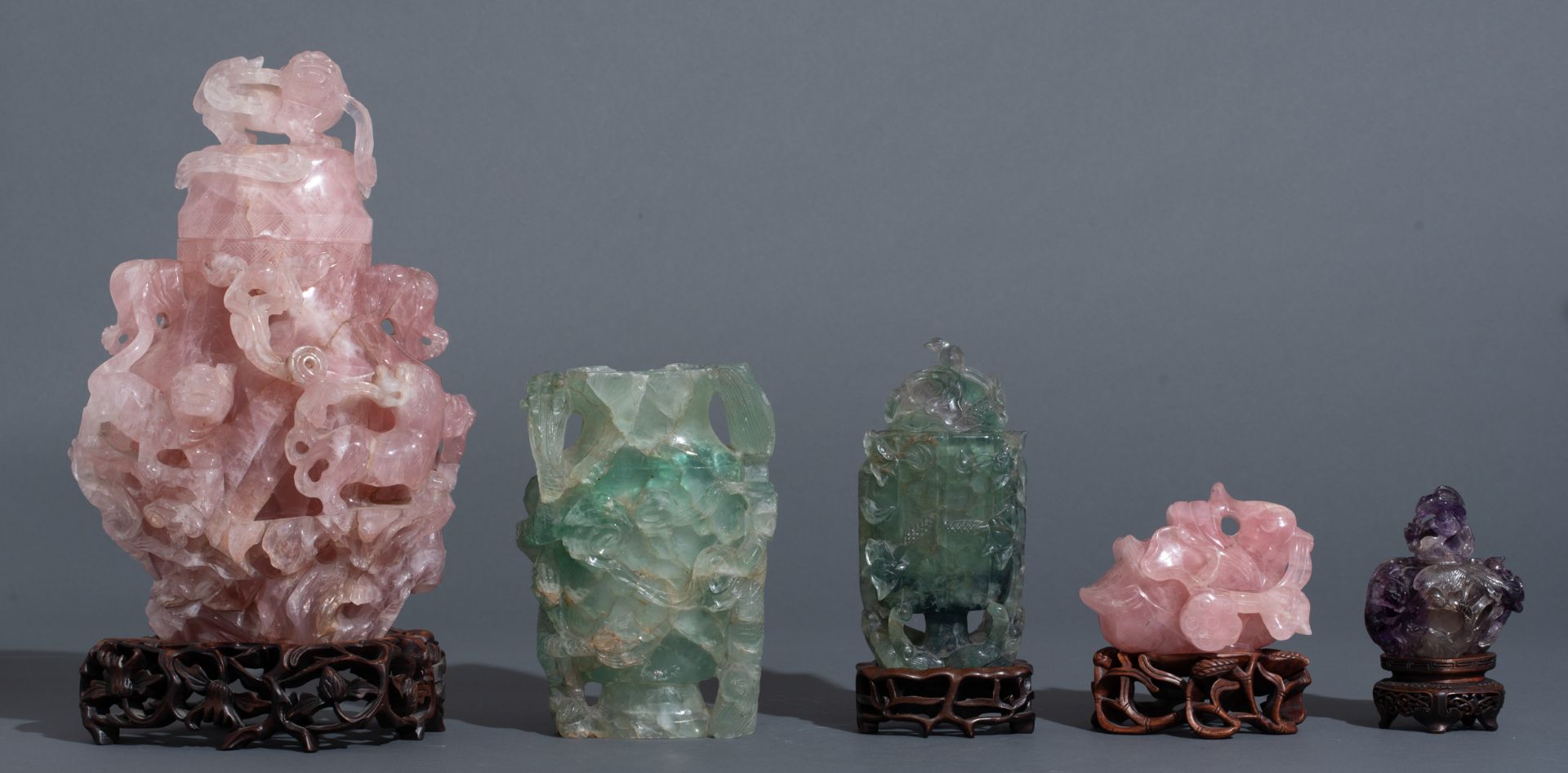 Five Chinese pink quartz, green quartz and purple quartz carved groups, depicting various display it - Bild 2 aus 6