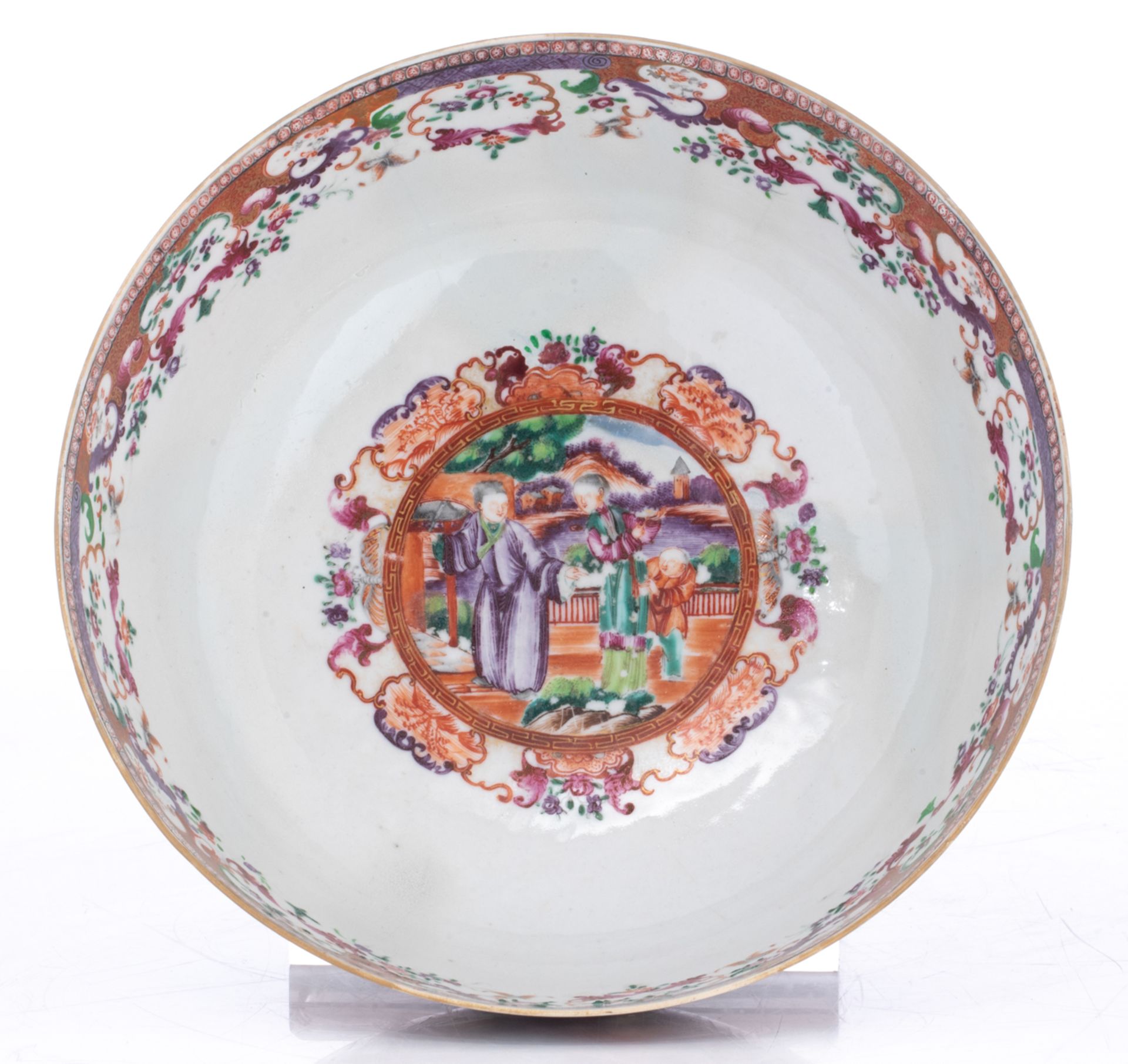 A Chinese 'Mandarin pattern' export porcelain punch bowl, the panels with ladies on a terrace, 18thC - Image 6 of 8