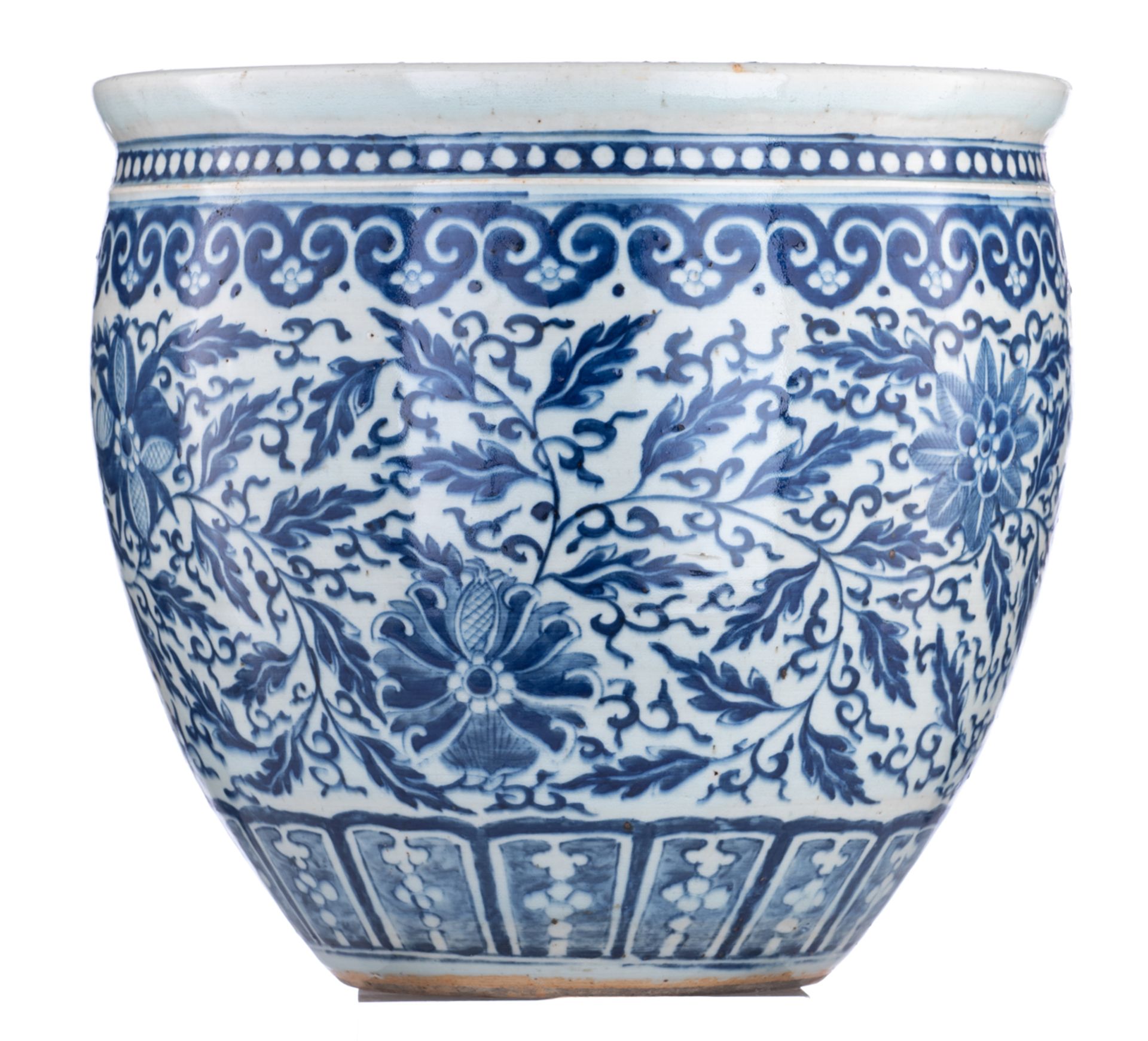 A Chinese blue and white cachepot, decorated with flower scrolls and leafy tendrils, 19thC, H 33 - ø - Bild 4 aus 7