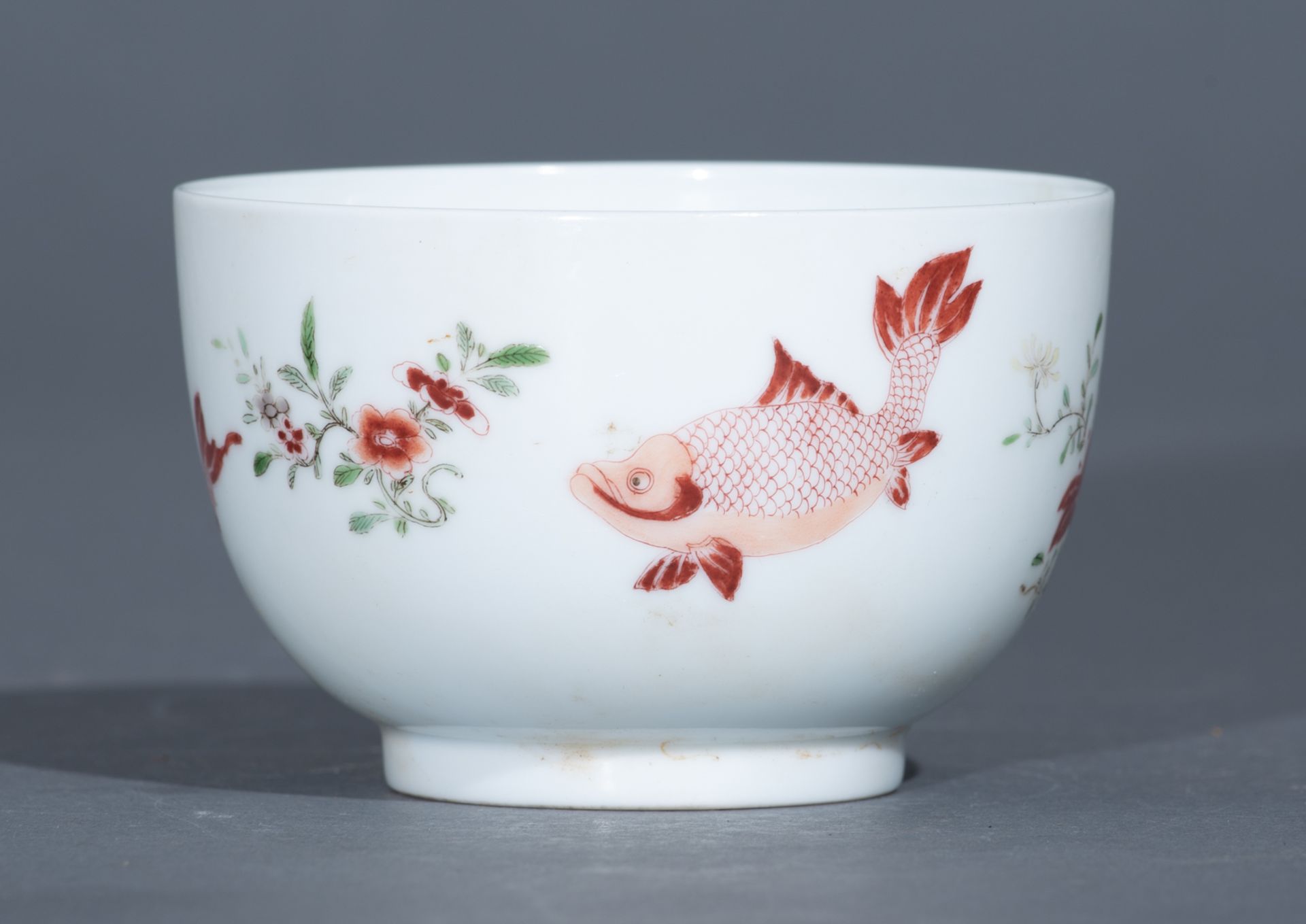 A Chinese famille verte cup, decorated with various fish interchanging with flower bundles in iron-r - Image 4 of 10