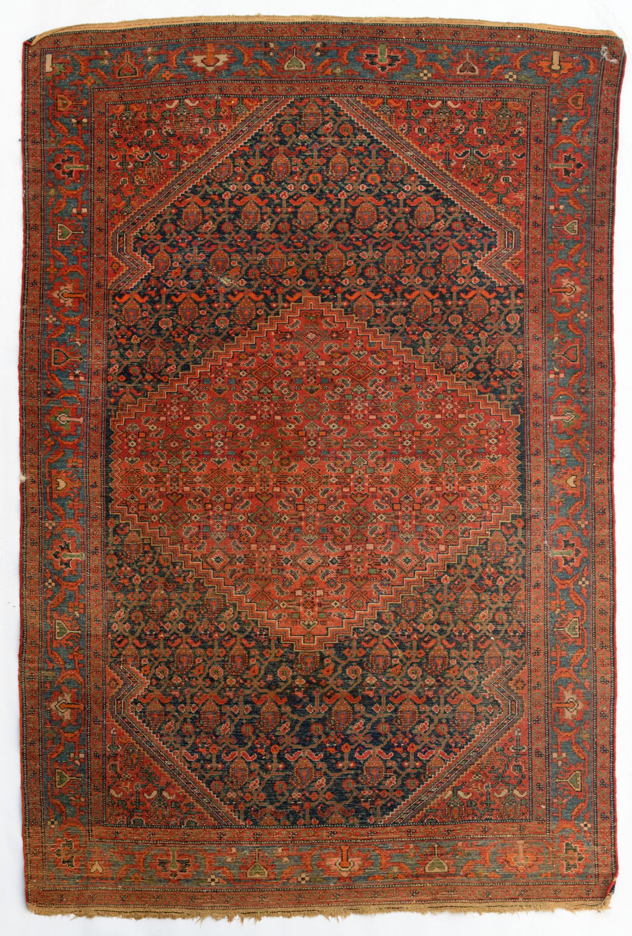 An Oriental woollen Malayer rug, decorated with geometric motifs, 124 x 185 cm - Bild 2 aus 3