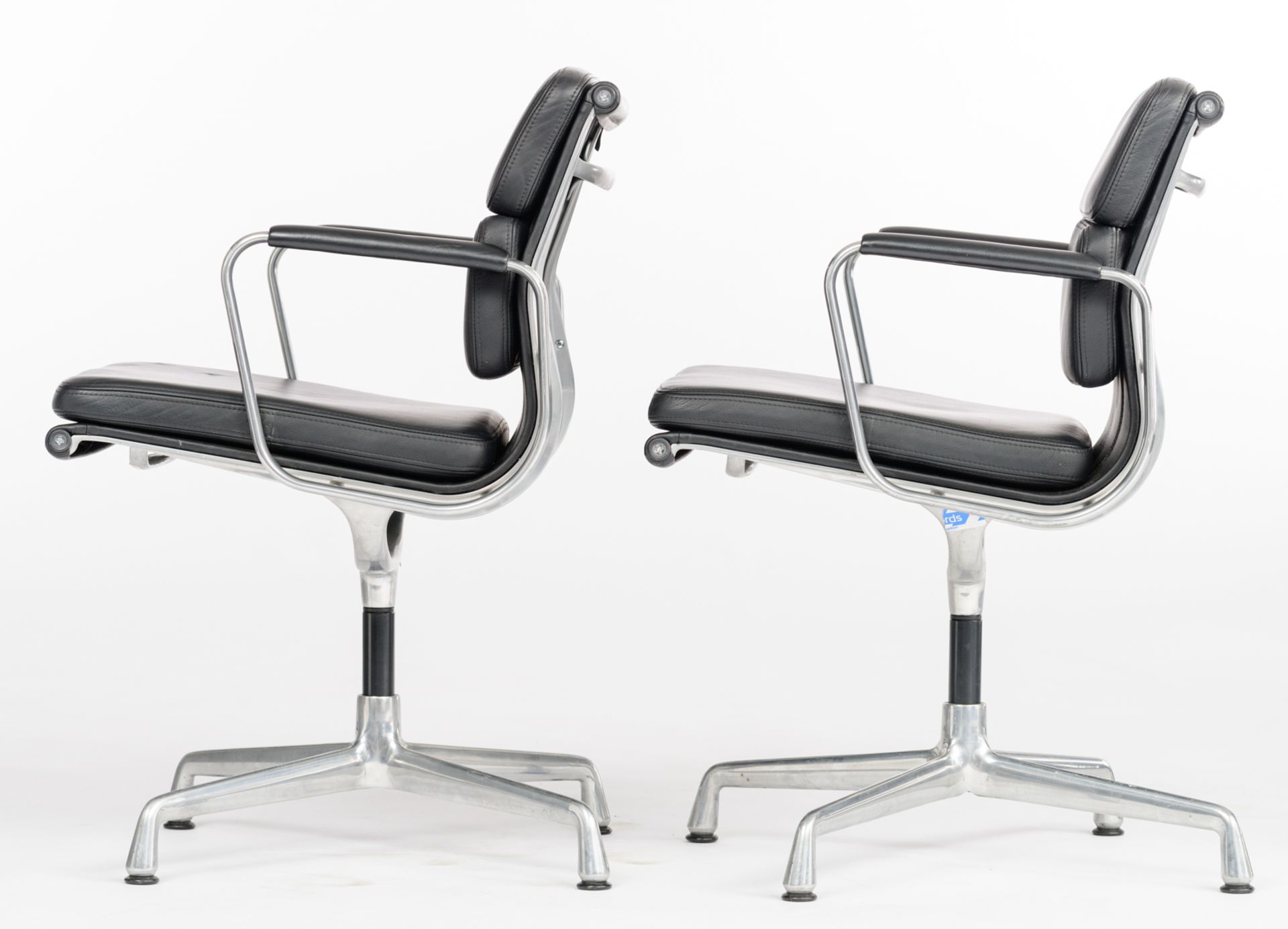 A set of four polished aluminium and black leather upholstered EA208 soft pad chairs, design by Char - Bild 14 aus 22
