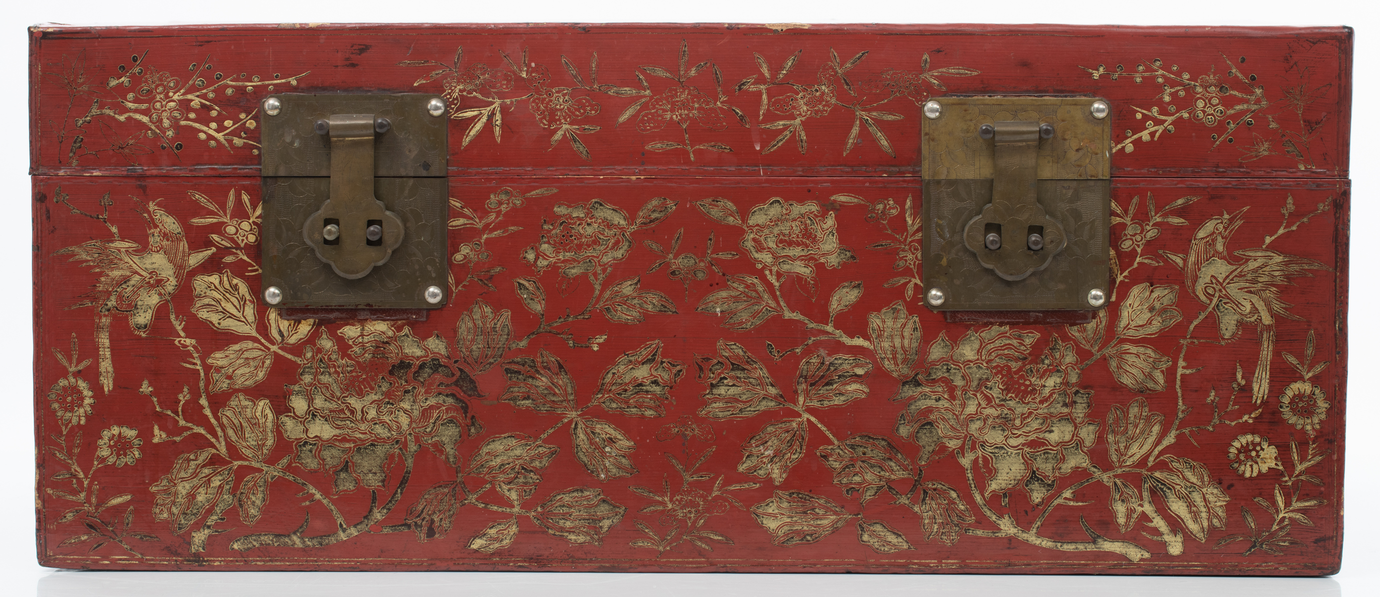 An Oriental red lacquered storage trunk, the front gilt decorated with birds and flower branches, th - Image 2 of 9